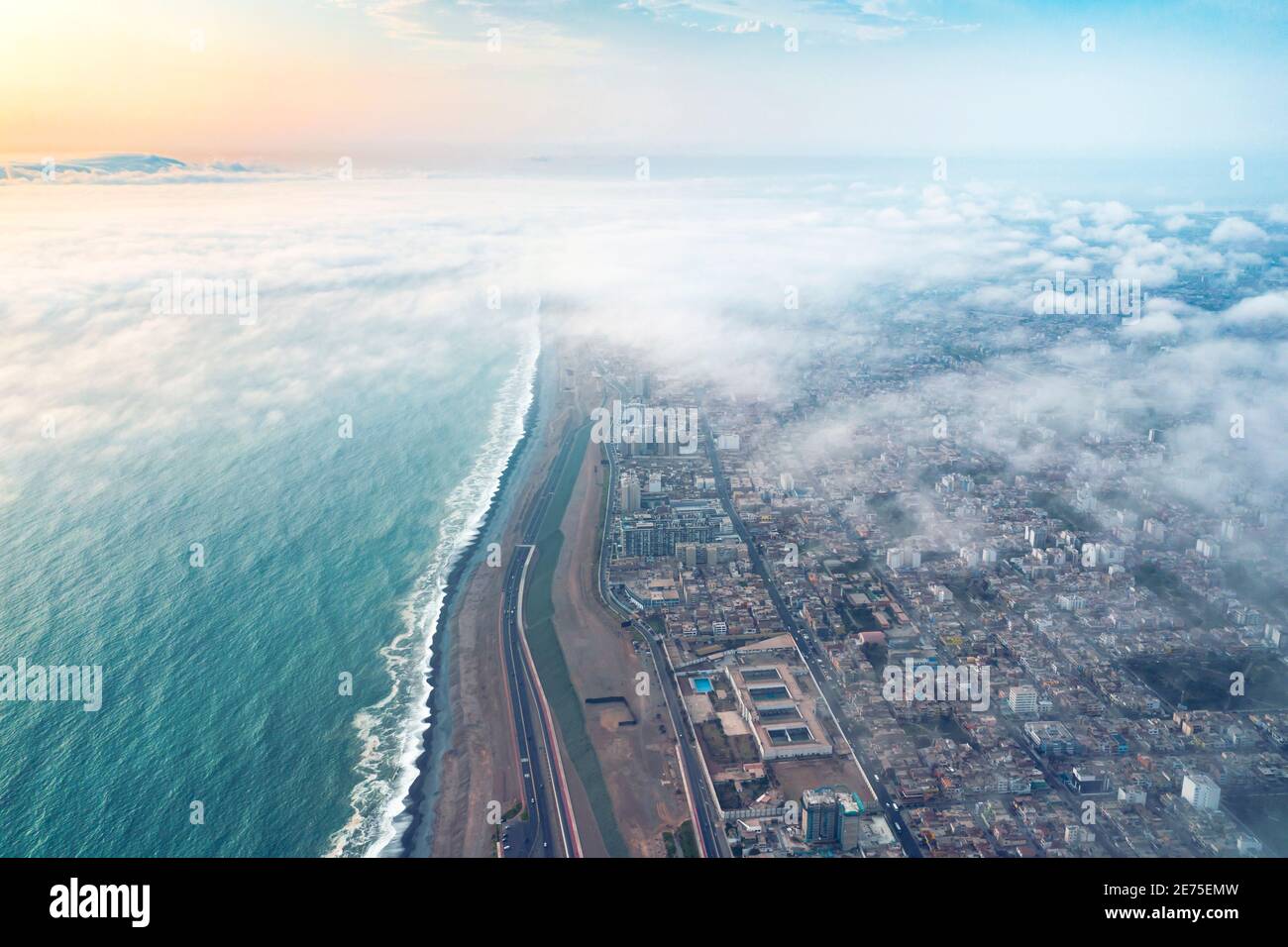 Vista aerea di Lima tra le nuvole, vista volare sopra le cime delle nuvole e svelare la città. Foto Stock