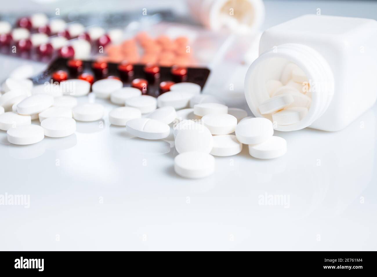 Concetto medico, pillole su sfondo bianco Foto Stock