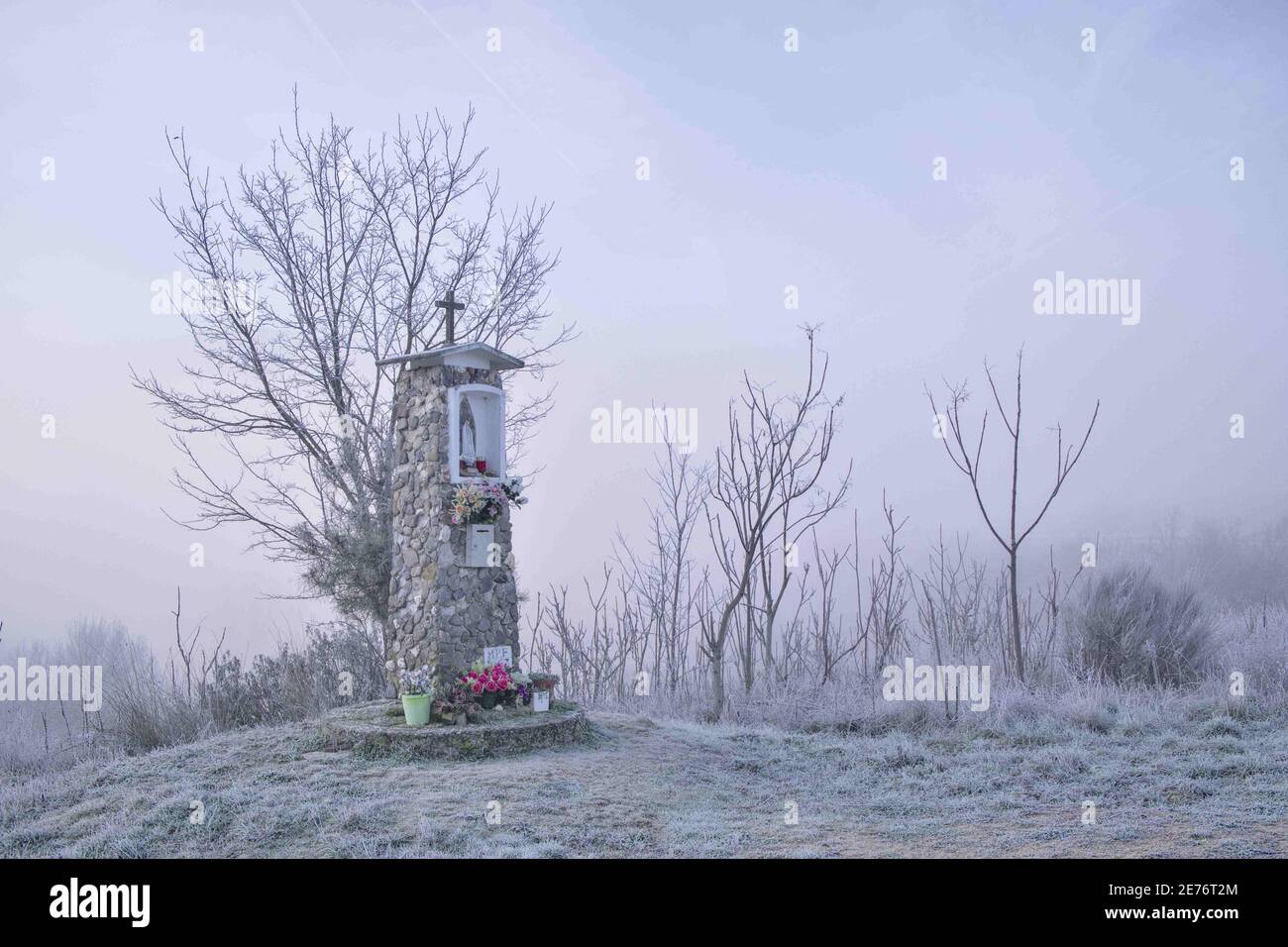 Un tipico piccolo santuario (alminhas) coperto di gelo da una fredda mattina d'inverno a Trás-OS-Montes. Foto Stock