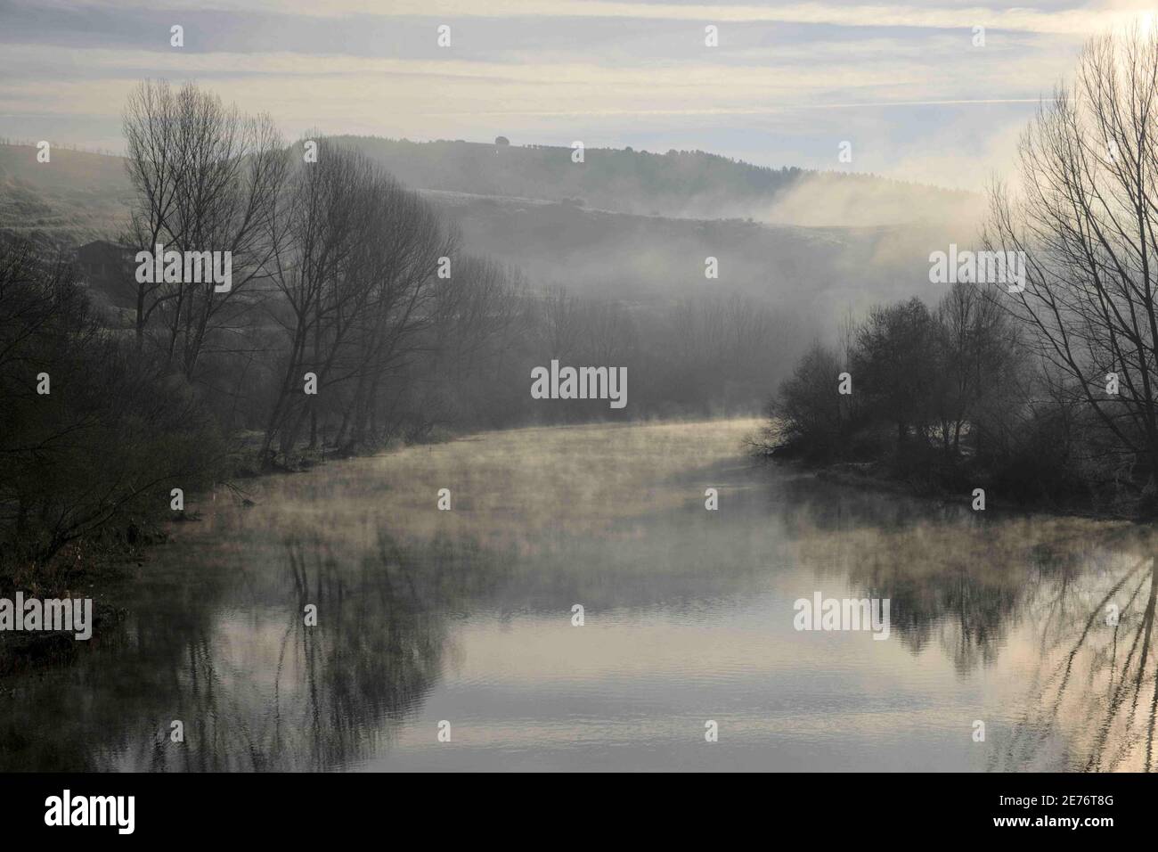 Un'alba invernale nebbiosa e congelata vicino al fiume Sabor, nel villaggio di Gimonde, Portogallo. Foto Stock