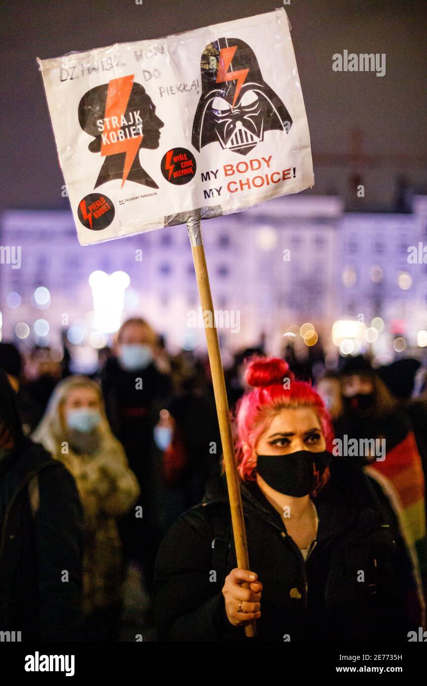 Cracovia, Polonia. 27 gennaio 2021. Un manifestante che indossa una maschera facciale contiene un cartello che dice il mio corpo, la mia scelta durante la dimostrazione.dopo che il verdetto della Corte costituzionale polacca per attuare una delle più restrittive leggi anti-aborto in Europa è entrato in vigore il 27 gennaio, centinaia di polacchi hanno preso le strade in tutte le principali città. Le proteste organizzate dal Women's Strike sono scoppiate di nuovo dopo che è stata finalmente approvata la nuova legge anti-aborto. Credit: SOPA Images Limited/Alamy Live News Foto Stock