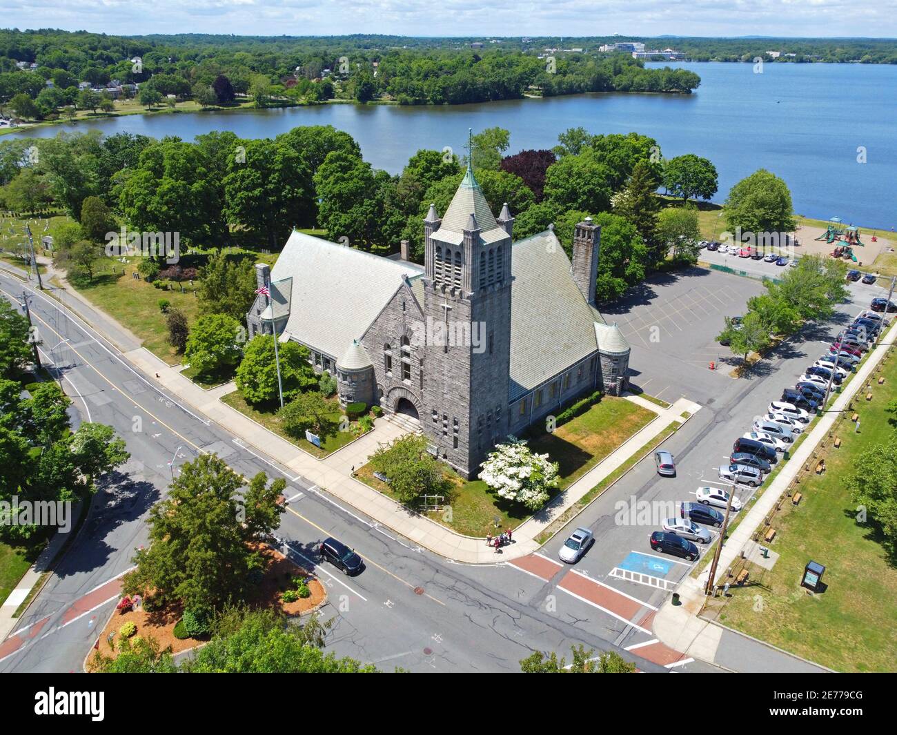 Prima chiesa congregazionale parrocchiale vista aerea a 1 Church Street nel centro storico di Wakefield, Massachusetts, Massachusetts, Stati Uniti. Foto Stock