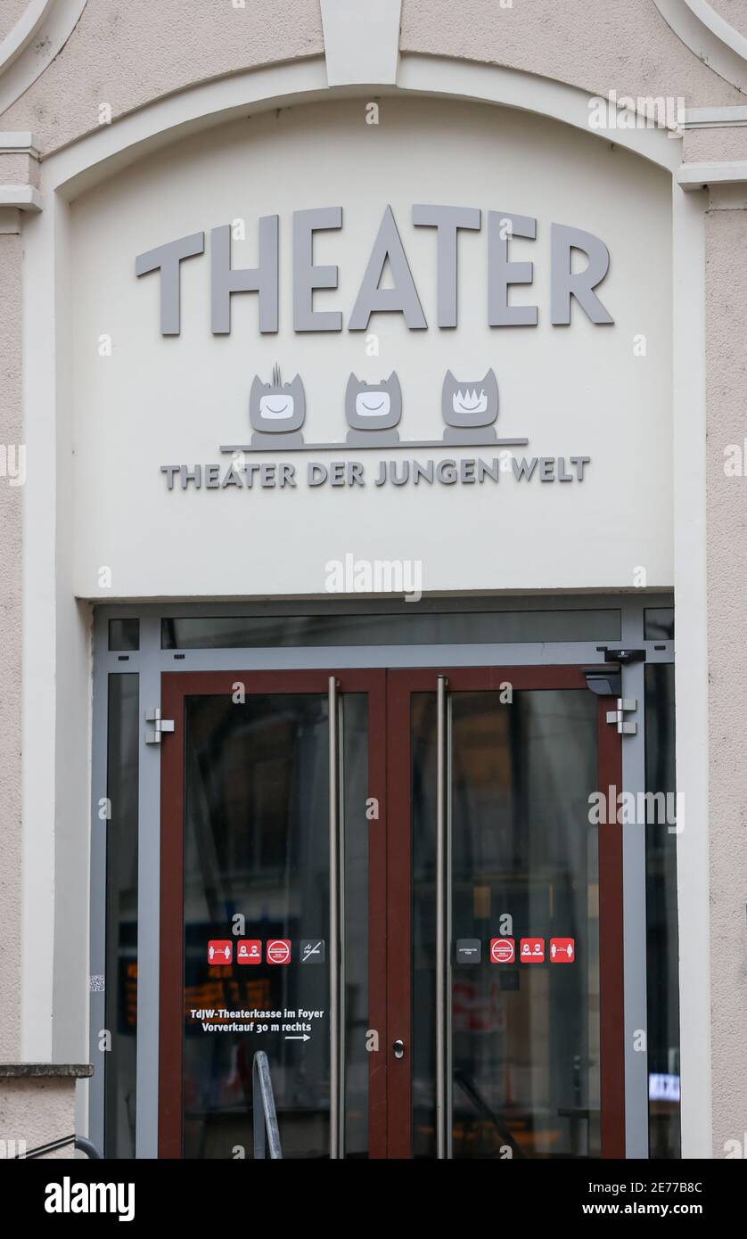 Lipsia, Germania. 28 Gennaio 2021. Il Teatro der Jugend Welt (TdJW) a Lindenauer Markt. I teatri per bambini e giovani di Lipsia e Dresda stanno sperimentando i formati digitali della pandemia di Corona. Il TdJW sta inviando il suo progetto digitale-analogico "Gulliver" in arrivo il 1° febbraio. È di arrivare sul bus di teatro da una serie animata web su YouTube attraverso un gioco per computer nella vita reale, secondo il TdJW. Credit: Jan Woitas/dpa-Zentralbild/dpa/Alamy Live News Foto Stock