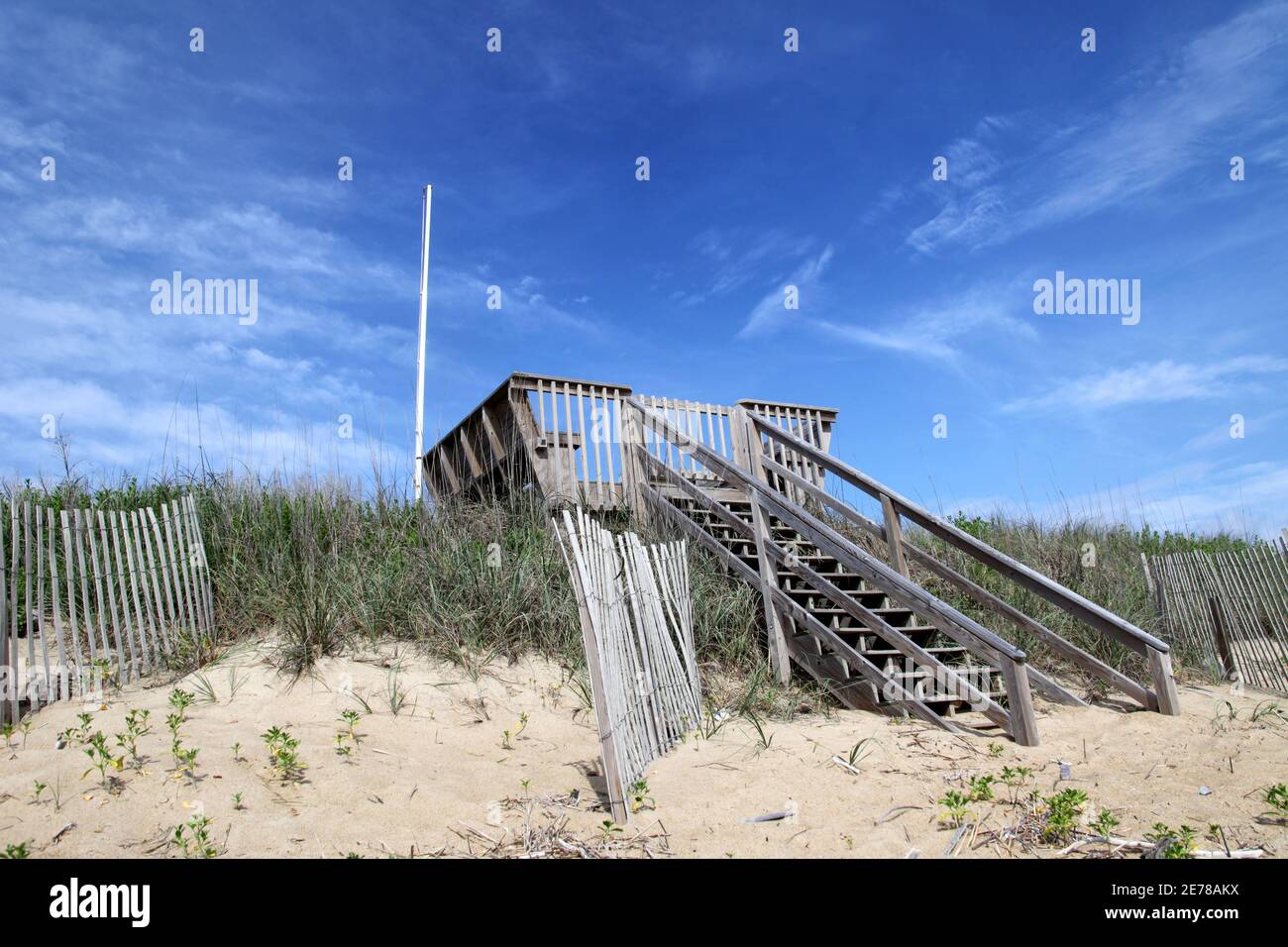 Piattaforma di osservazione in legno lungo la costa atlantica Foto Stock