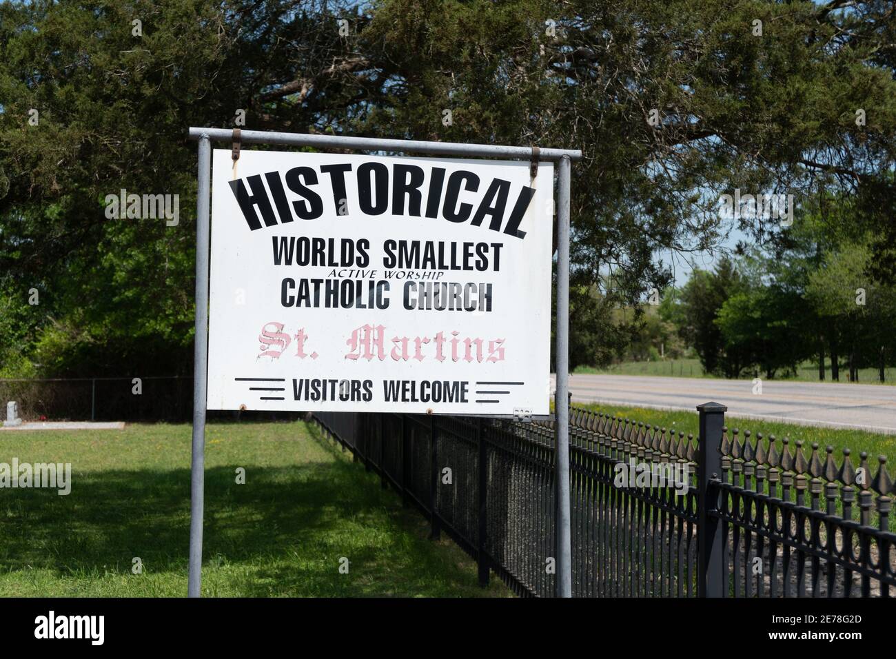 Segnaletica stradale per la chiesa storica di St. Martins in Round Top Texas Foto Stock