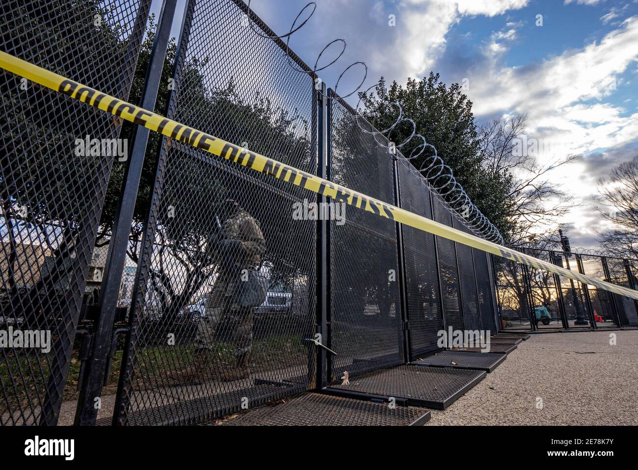 Washington, Stati Uniti. 29 gennaio 2021. Un membro della National Guard pattugliava il perimetro interno di una recinzione di sicurezza non scalabile con un filo di rasoio che circonda il Campidoglio degli Stati Uniti dopo l'inaugurazione a Washington, DC venerdì 29 gennaio 2021. Il capo della polizia del Campidoglio che agisce ha proposto di erigere recinzioni permanenti intorno al Campidoglio degli Stati Uniti, un passo drammatico che ha attirato la condanna immediata del sindaco di D.C. Muriel E. Bowser, dei funzionari della città e di alcuni membri del Congresso. Foto di Ken Cedeno/UPI Credit: UPI/Alamy Live News Foto Stock