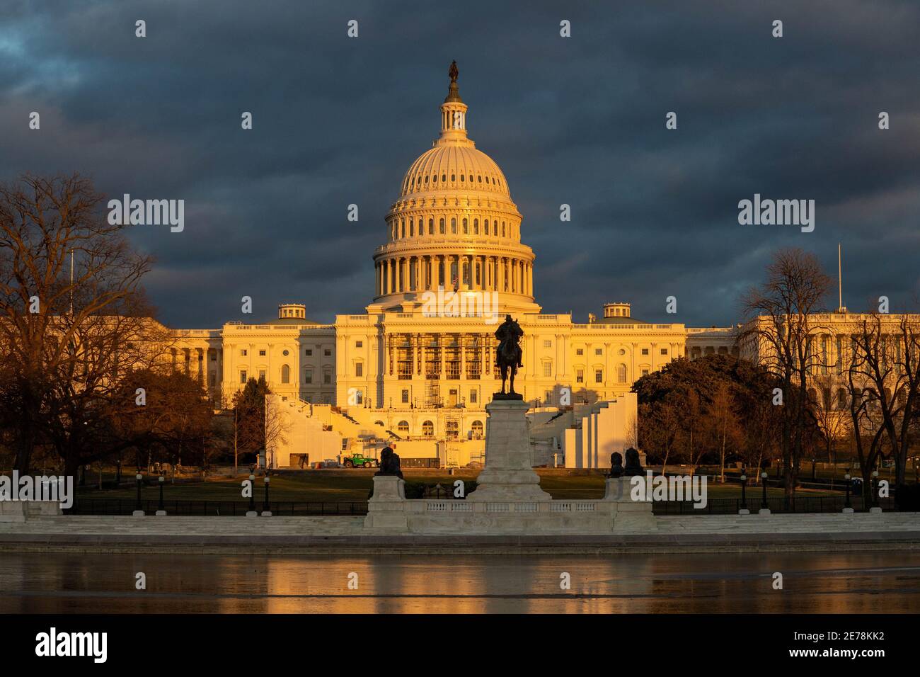 Washington, Stati Uniti. 29 gennaio 2021. Il Campidoglio degli Stati Uniti è visto nella piscina riflettente a Washington, DC venerdì 29 gennaio 2021. Recinzione di sicurezza non scalabile con filo di rasoio circonda il Campidoglio degli Stati Uniti e il capo della polizia del Campidoglio ha proposto di erigere recinzioni permanenti intorno al Campidoglio degli Stati Uniti. Foto di Ken Cedeno/UPI Credit: UPI/Alamy Live News Foto Stock