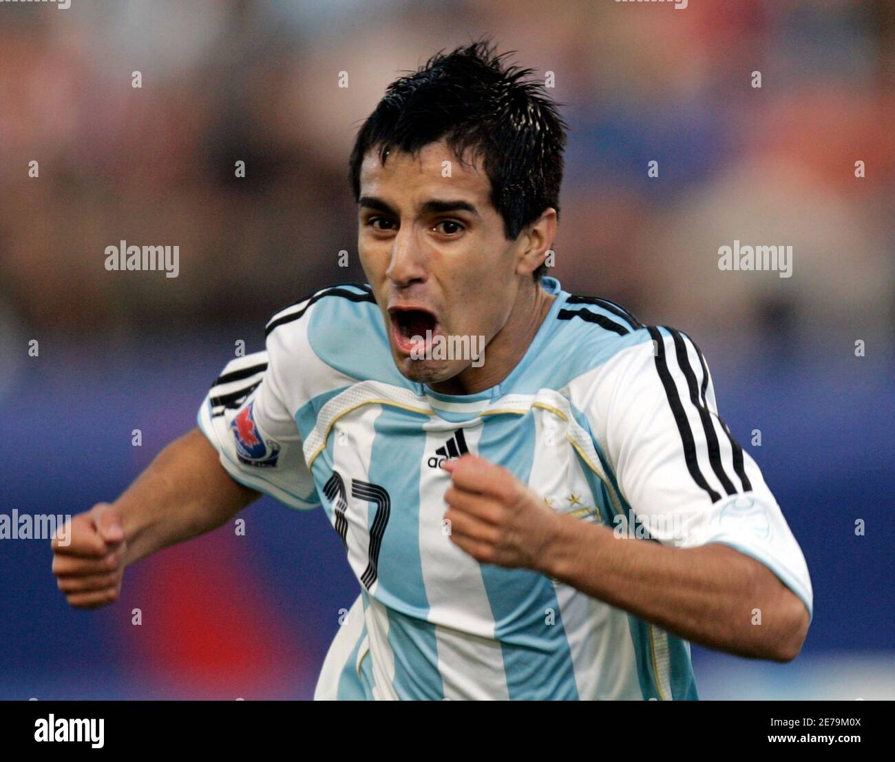 Maximiliano Moralez dell'Argentina celebra il suo obiettivo in Messico  durante la loro partita finale al torneo di calcio della Coppa del mondo  FIFA U-20 a Ottawa il 15 luglio 2007. REUTERS/Eduardo Munoz (