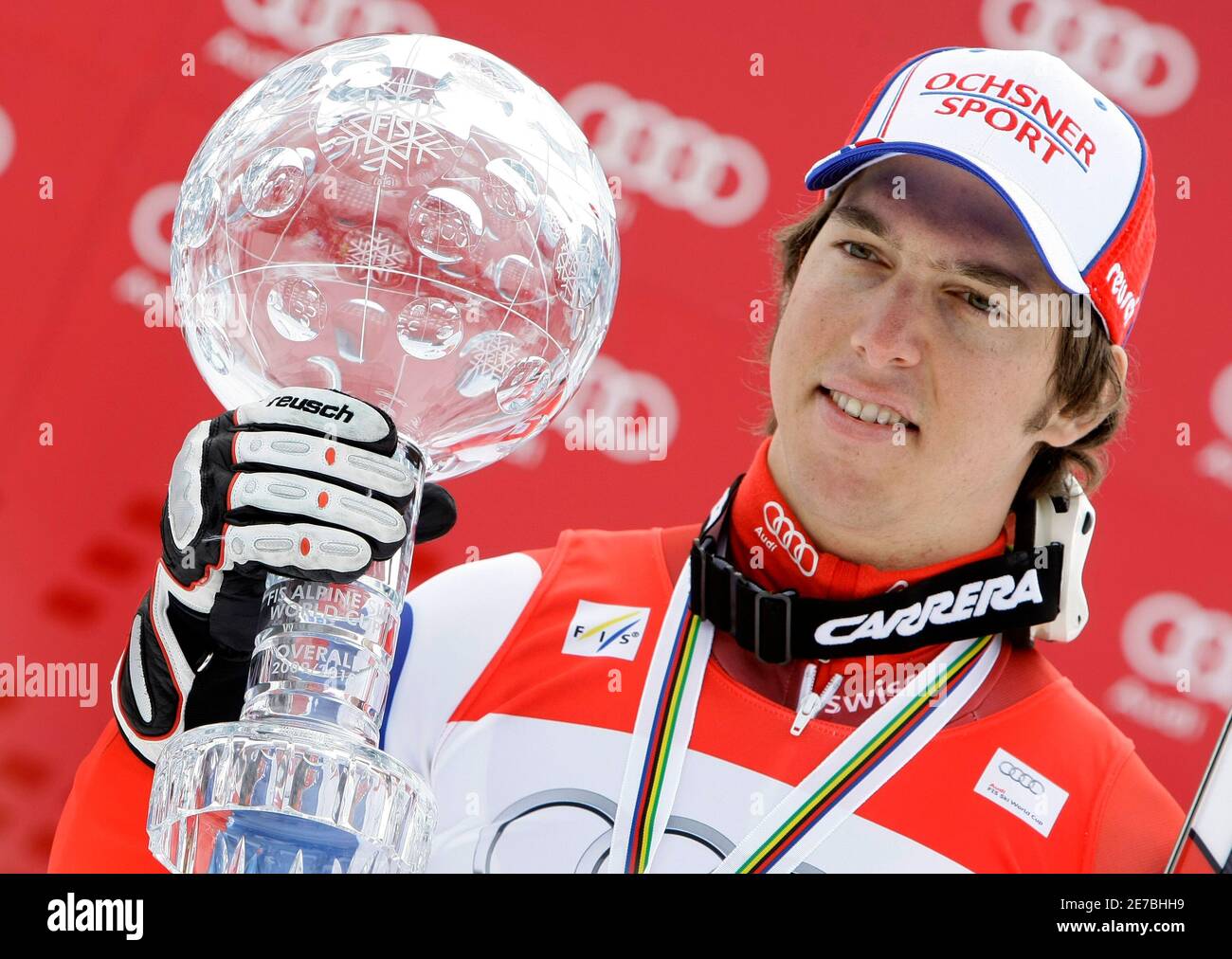 Carlo Janka of Switzerland poses with the men's overall Alpine Skiing World Cup trophy in Garmisch-Partenkirchen March 13, 2010. REUTERS/Michaela Rehle (GERMANY - Tags: SPORT SKIING) Foto Stock