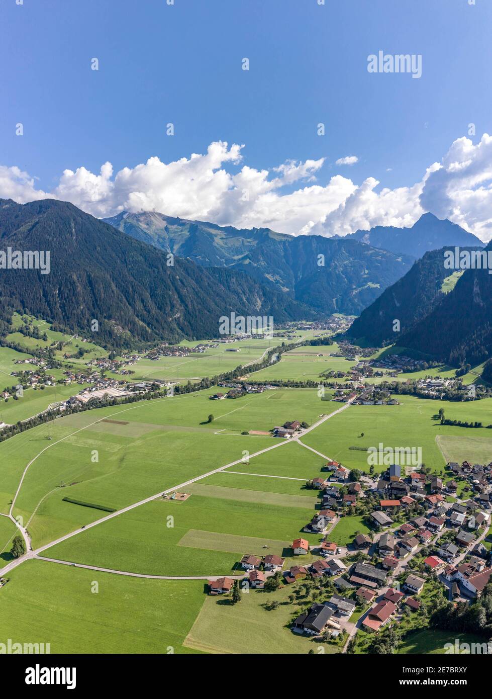 Drone aereo della valle dello Zillertal con nuvole in Tirolo Austria estate Foto Stock