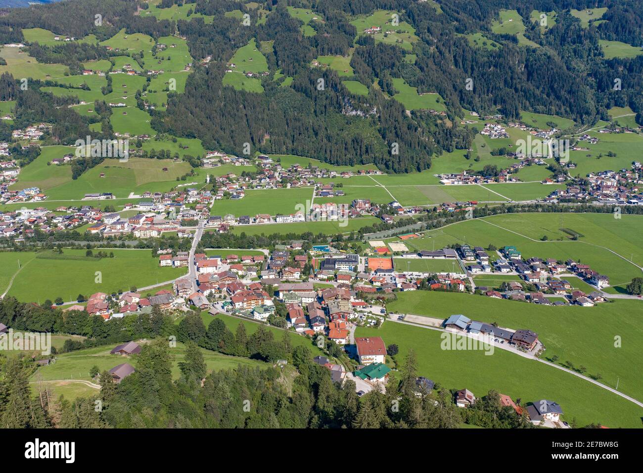 Drone aereo della valle dello Zillertal con nuvole in Tirolo Austria estate Foto Stock