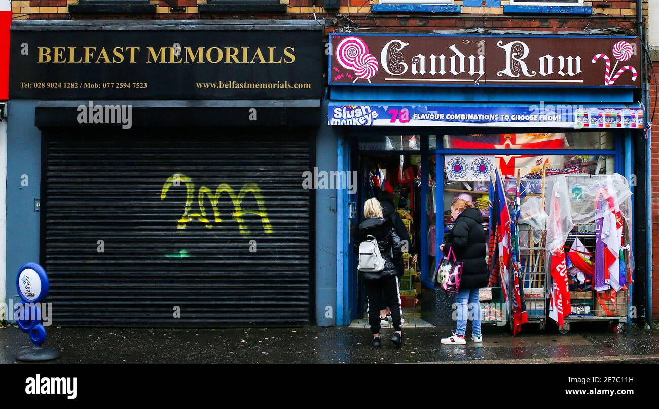 Negozi e affari nell'area lealista e unionista di Sandy Row, a sud di Belfast, Irlanda del Nord, dove la gente si vede come britannica Foto Stock