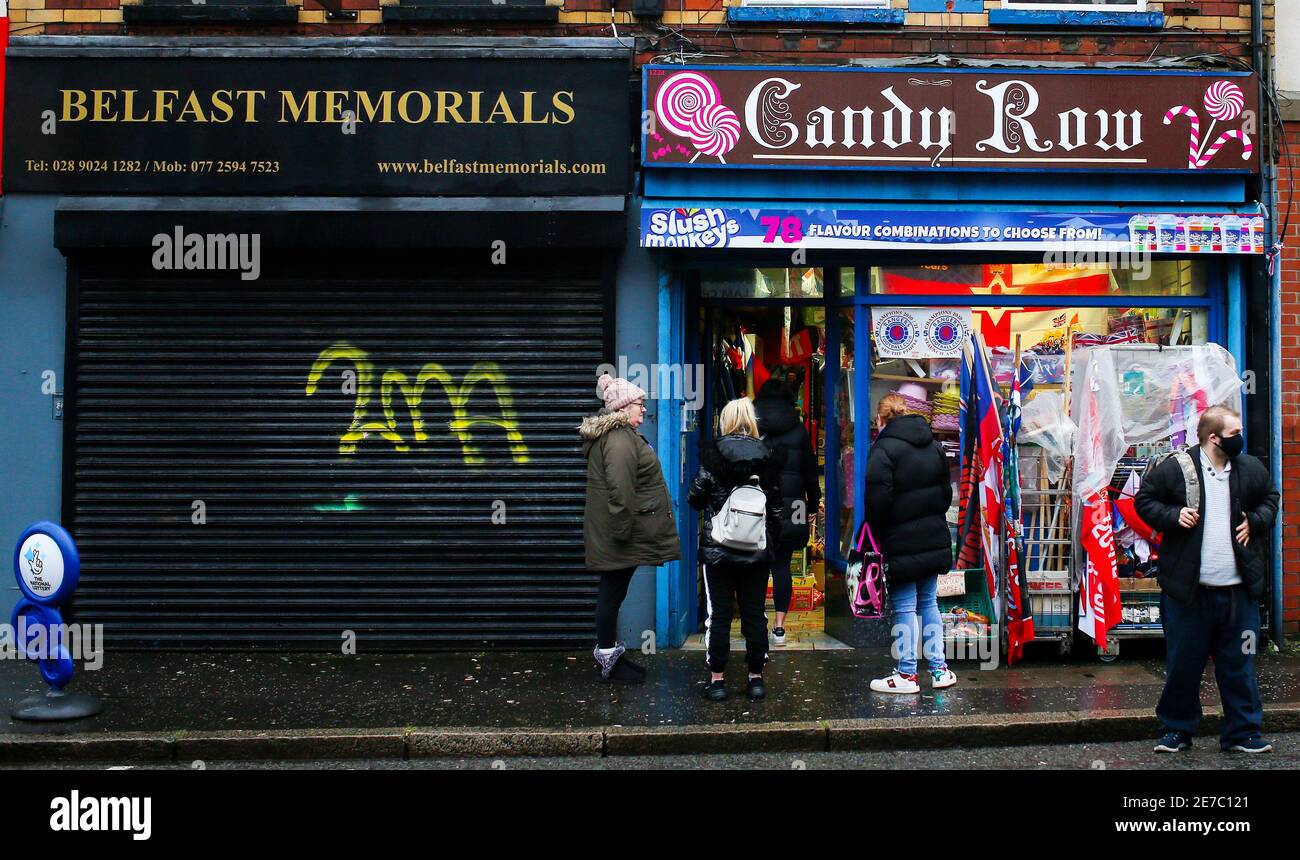 Negozi e affari nell'area lealista e unionista di Sandy Row, a sud di Belfast, Irlanda del Nord, dove la gente si vede come britannica Foto Stock