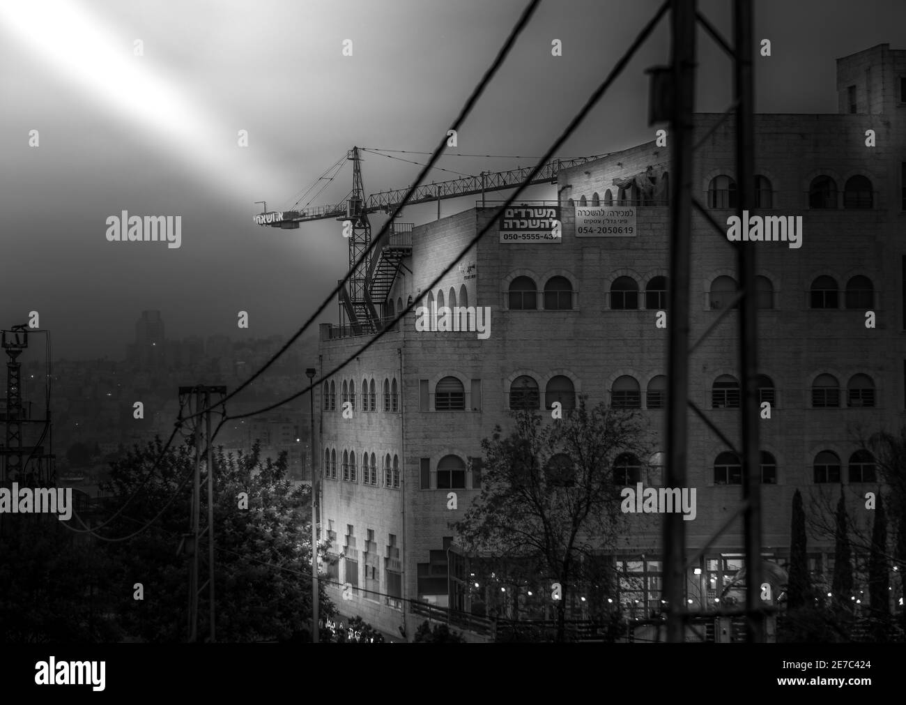 Un cartello appeso al lato di un edificio Foto Stock