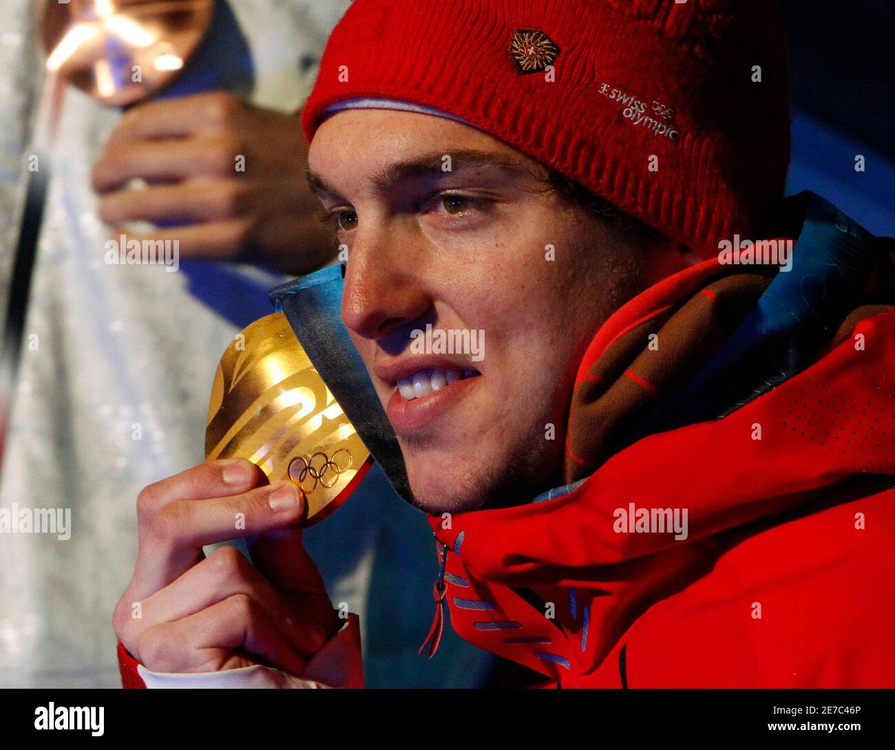 Gold medallist Carlo Janka of Switzerland poses during the medal ceremony for the men's Alpine skiing giant slalom competition at the Vancouver 2010 Winter Olympics, in Whistler, British Columbia, February 23, 2010. REUTERS/Ruben Sprich (CANADA) Foto Stock