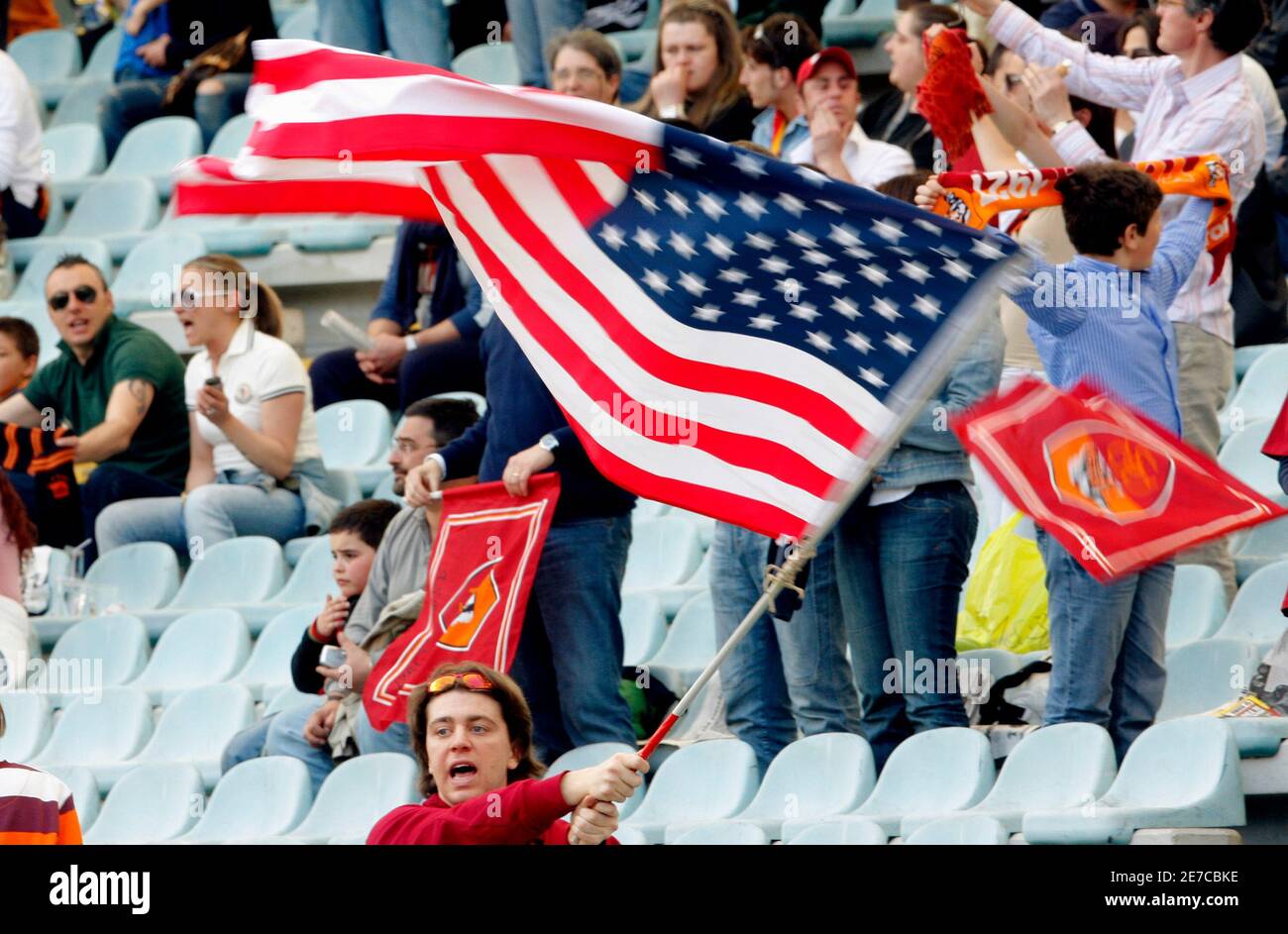 Un sostenitore DI AS Roma vola una bandiera degli Stati Uniti durante una partita di calcio tra ROMA E Torino allo stadio Olimpico di Roma il 27 aprile 2008. Il 21 aprile 2008, ha dichiarato il rappresentante di un gruppo legato al finanziere miliardario George Soros, che ha incontrato IL primo azionista di Roma la scorsa settimana. REUTERS/Alessandro Bianchi (ITALIA) Foto Stock