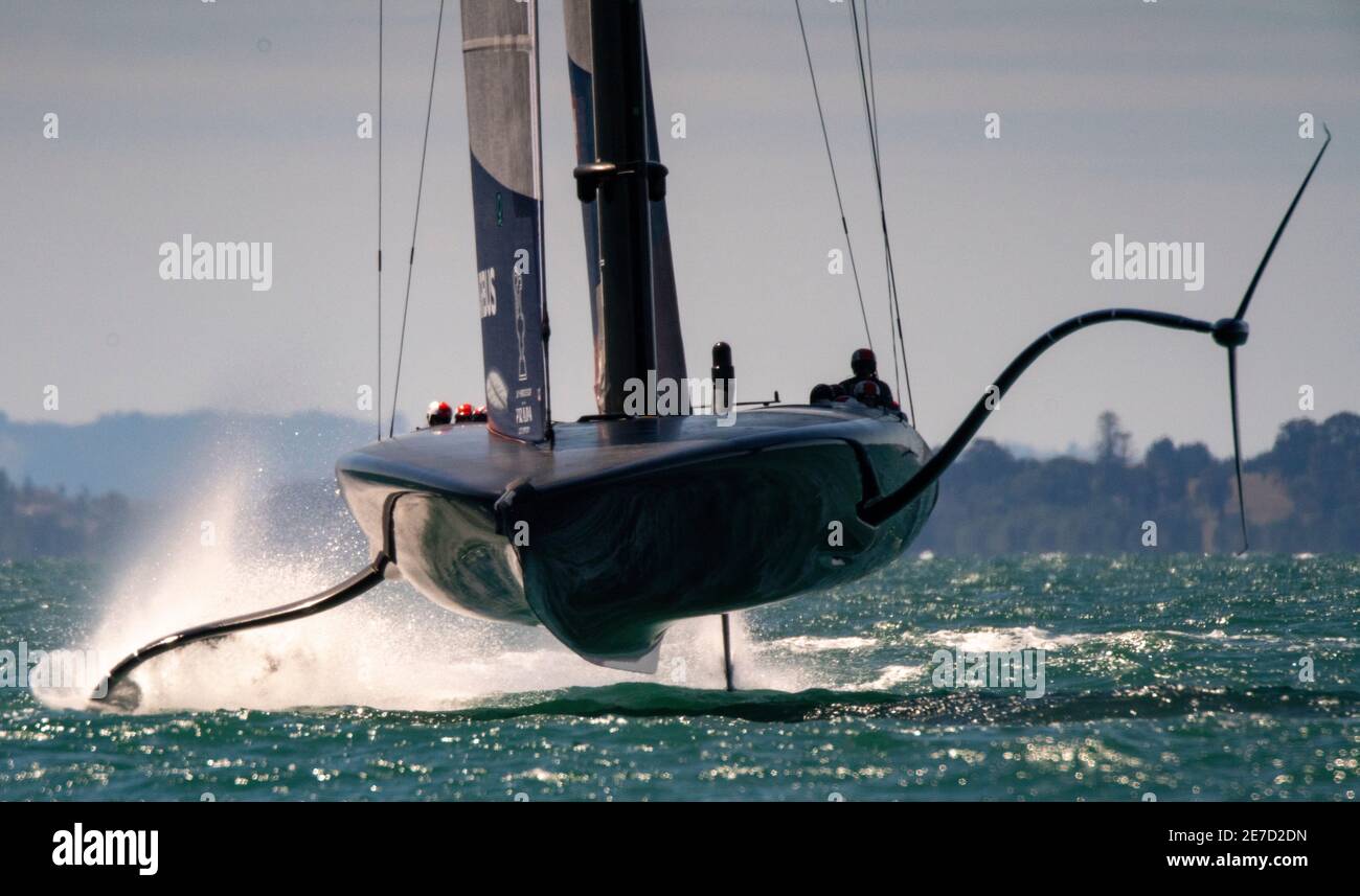 Auckland, Nuova Zelanda, 30 gennaio 2021 - il team italiano Luna Rossa Prada Pirelli, seguito da Max Sirena e congiuntamente da Jimmy Spithill e Francesco Bruni, in azione contro il New York Yacht Club American Magic team su Patriot, Skippered by Terry Hutchinson e helmed by Dean Barker durante le semifinali della Prada Cup sul porto Waitemata di Auckland. La squadra italiana ha vinto entrambe le gare oggi e si è fatta strada per le finali della Prada Cup, a partire dal 12 febbraio, dove incontreranno la barca Britannia dell'INEOS Team UK, scuoiata da Sir ben Ainslie. Credit: Rob Taggart/Alamy Live News Foto Stock