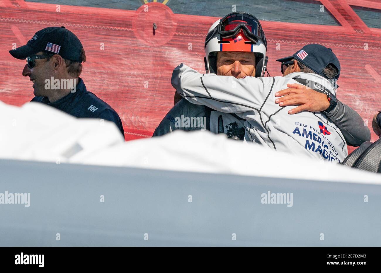 Auckland, Nuova Zelanda, 30 gennaio 2021 - il team italiano Luna Rossa Prada Pirelli, seguito da Max Sirena, ha conquistato nel 4-0 la vittoria del New York Yacht Club American Magic team su Patriot, Skippered da Terry Hutchinson e helmed da Dean Barker dopo le semifinali della Prada Cup sul porto di Waitemata di Auckland. La foto mostra che l'elmsman Dean Barker è stato consolato dai compagni di squadra. La squadra italiana ha vinto entrambe le gare oggi e si è impegnata per le finali della Prada Cup, a partire dal 12 febbraio, dove incontrerà la barca Britannia dell'INEOS Team UK, scuoiata da Sir ben Ainslie Credit: Rob Taggart/Alamy Live News Foto Stock