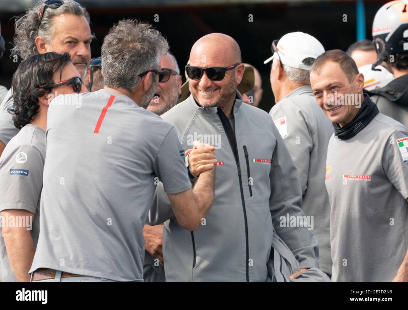 Auckland, Nuova Zelanda, 30 gennaio 2021 - il team italiano Luna Rossa Prada Pirelli, seguito da Max Sirena e congiuntamente da Jimmy Spithill e Francesco Bruni, festeggia dopo aver vinto 4-0 nella semifinale della Prada Cup contro il New York Yacht Club American Magic team su Patriot, Skippered da Terry Hutchinson e helmed da Dean Barker al loro ritorno alla base a Auckland. Nella foto si è congratulato con lo skipper Max Sirena. Credit: Rob Taggart/Alamy Live News Foto Stock