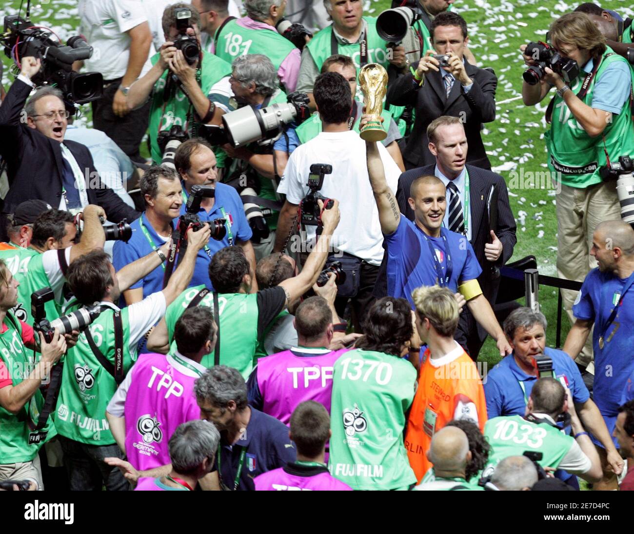 L'Italia Fabio Cannavaro alza il Trofeo della Coppa del mondo mentre è circondato dai media dopo la partita di calcio finale della Coppa del mondo 2006 tra Italia e Francia a Berlino il 9 luglio 2006. RESTRIZIONI FIFA - NESSUN UTILIZZO MOBILE REUTERS/Alessandro Bianchi (GERMANIA) Foto Stock
