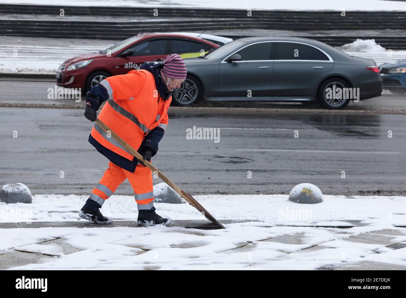 Non esclusivo: KIEV, UCRAINA - 29 GENNAIO 2021 - UN operaio di utilità libera via la neve, Kiev, capitale dell'Ucraina. Foto Stock