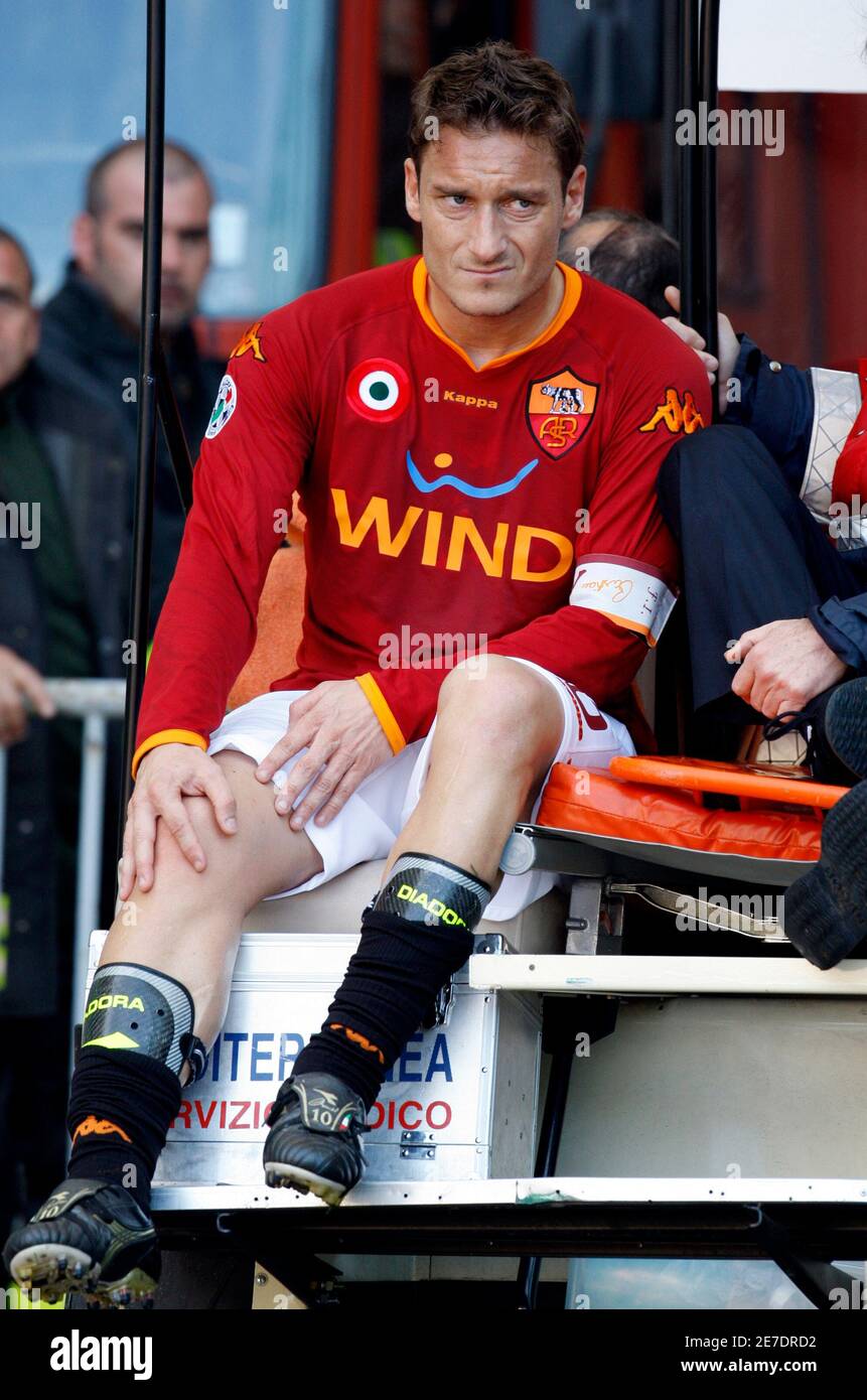 COME il capitano di Roma Francesco Totti lascia il campo ferito durante la  loro serie italiana UNA partita di calcio contro Livorno allo stadio  olimpico di Roma il 19 aprile 2008. REUTERS/Giampiero