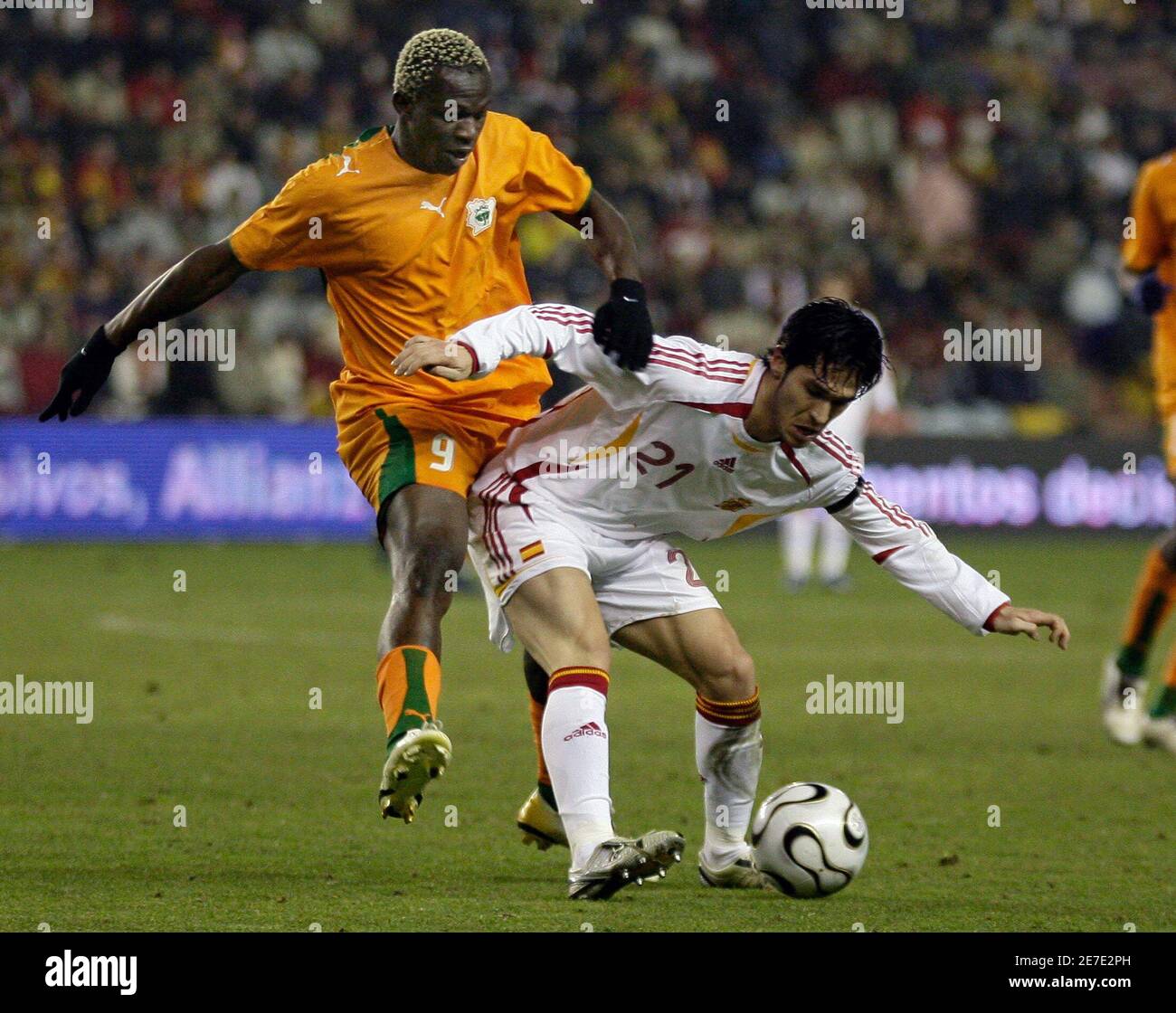 La spagnola Luis Garcia (R) combatte per la palla con l'arouna Kone della Costa d'Avorio durante la loro partita di calcio internazionale amichevole allo stadio Jose Zorrilla di Valladolid, in Spagna nord 1 marzo 2006. REUTERS/Felix Ordonez Foto Stock