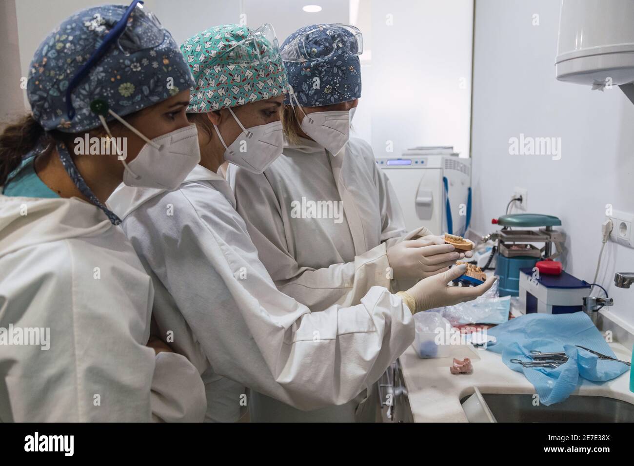 Medici che esaminano una muffa dentale. Tre dottoresse. Concetto di salute dentale Foto Stock