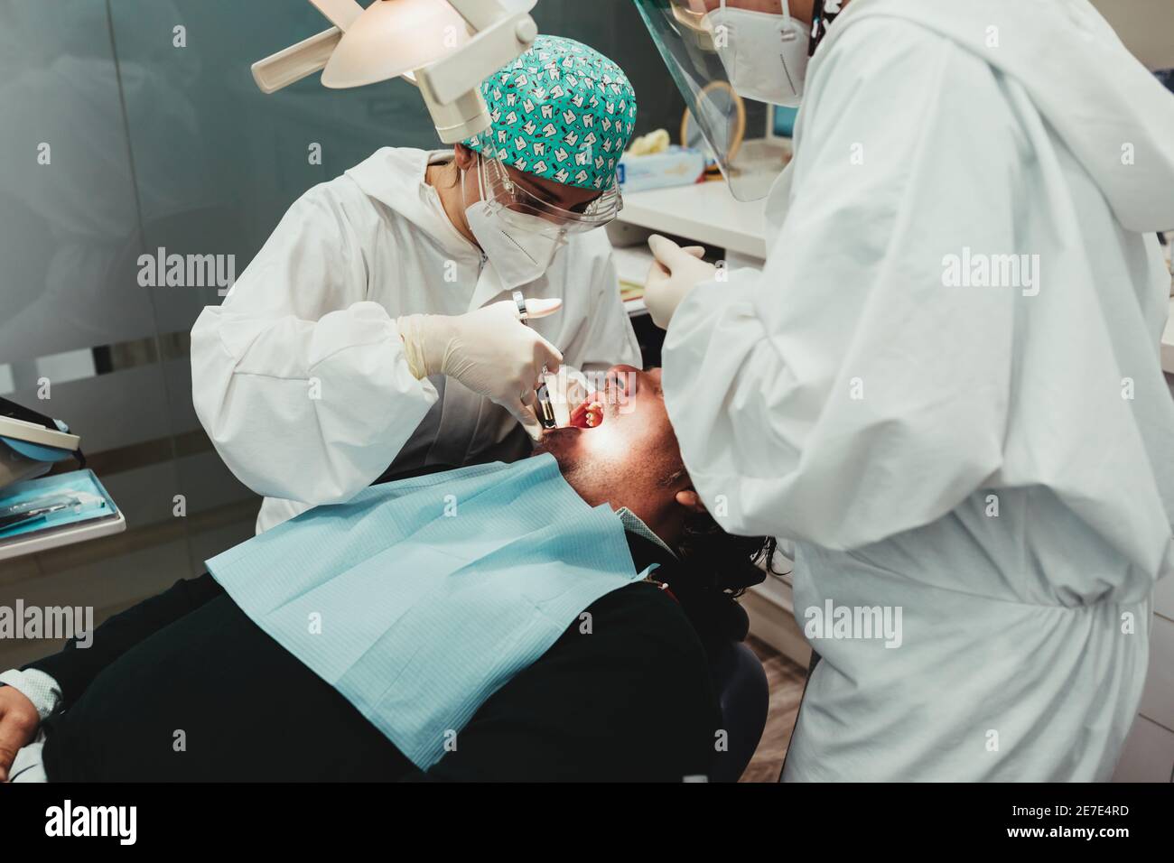 Chirurgo dentale che inietta anestesia in bocca. Tre persone. Concetto di salute dentale Foto Stock