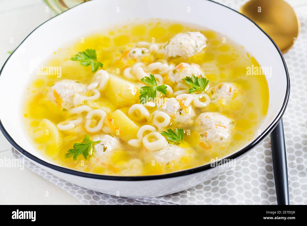 Zuppa di polpette di pollo e pasta sani. Ricetta semplice per cucinare a casa. Foto Stock