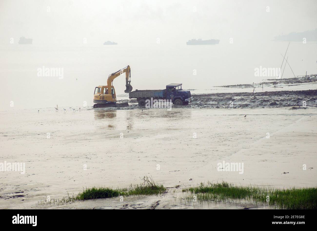 Diamond Harbor West bengala india il 13 dicembre 2020: Diamond Harbour's Gange River è stato dragato per aumentare la navigabilità del fiume durante la bassa marea. Foto Stock