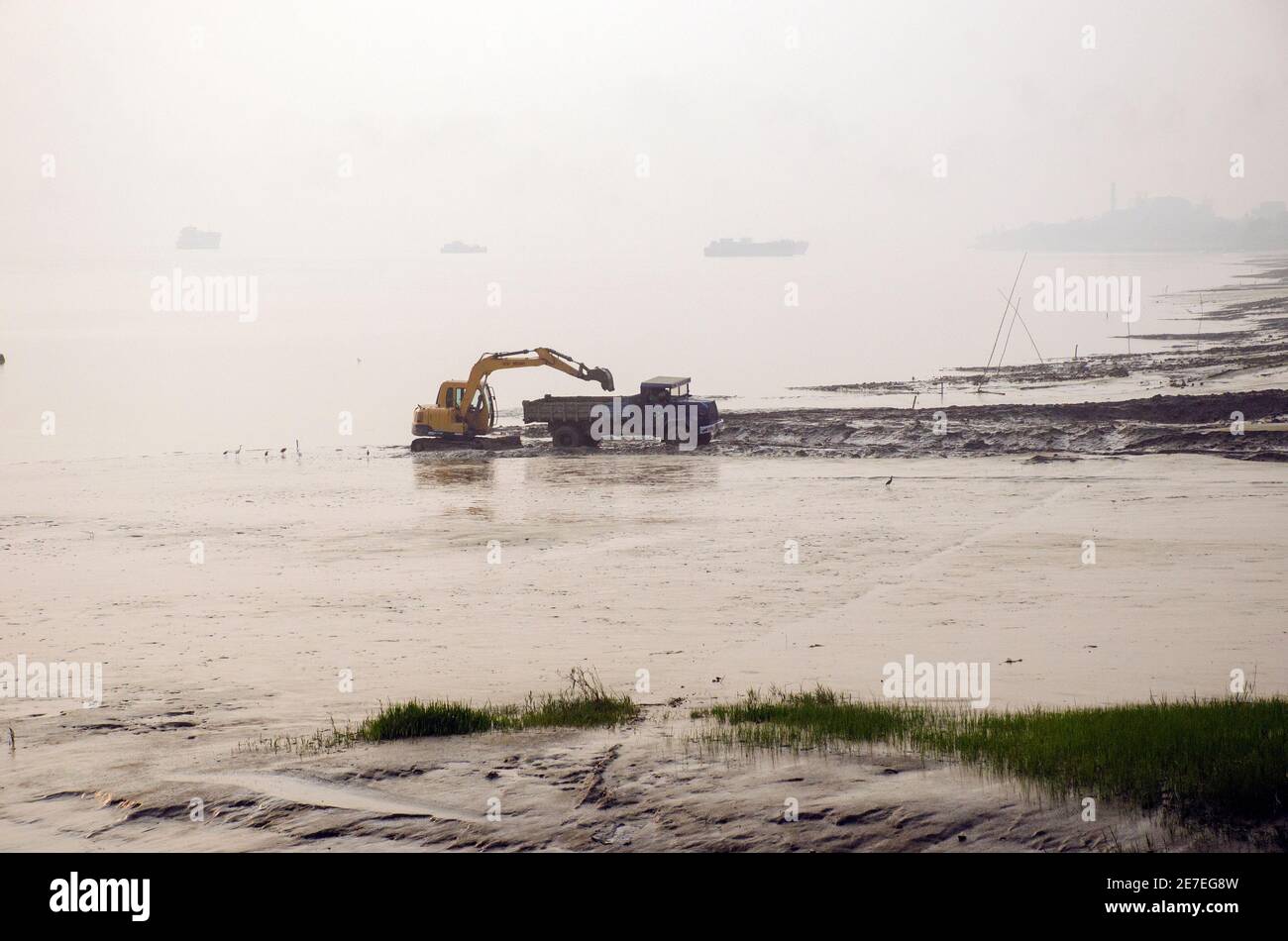 Diamond Harbor West bengala india il 13 dicembre 2020: Diamond Harbour's Gange River è stato dragato per aumentare la navigabilità del fiume durante la bassa marea. Foto Stock