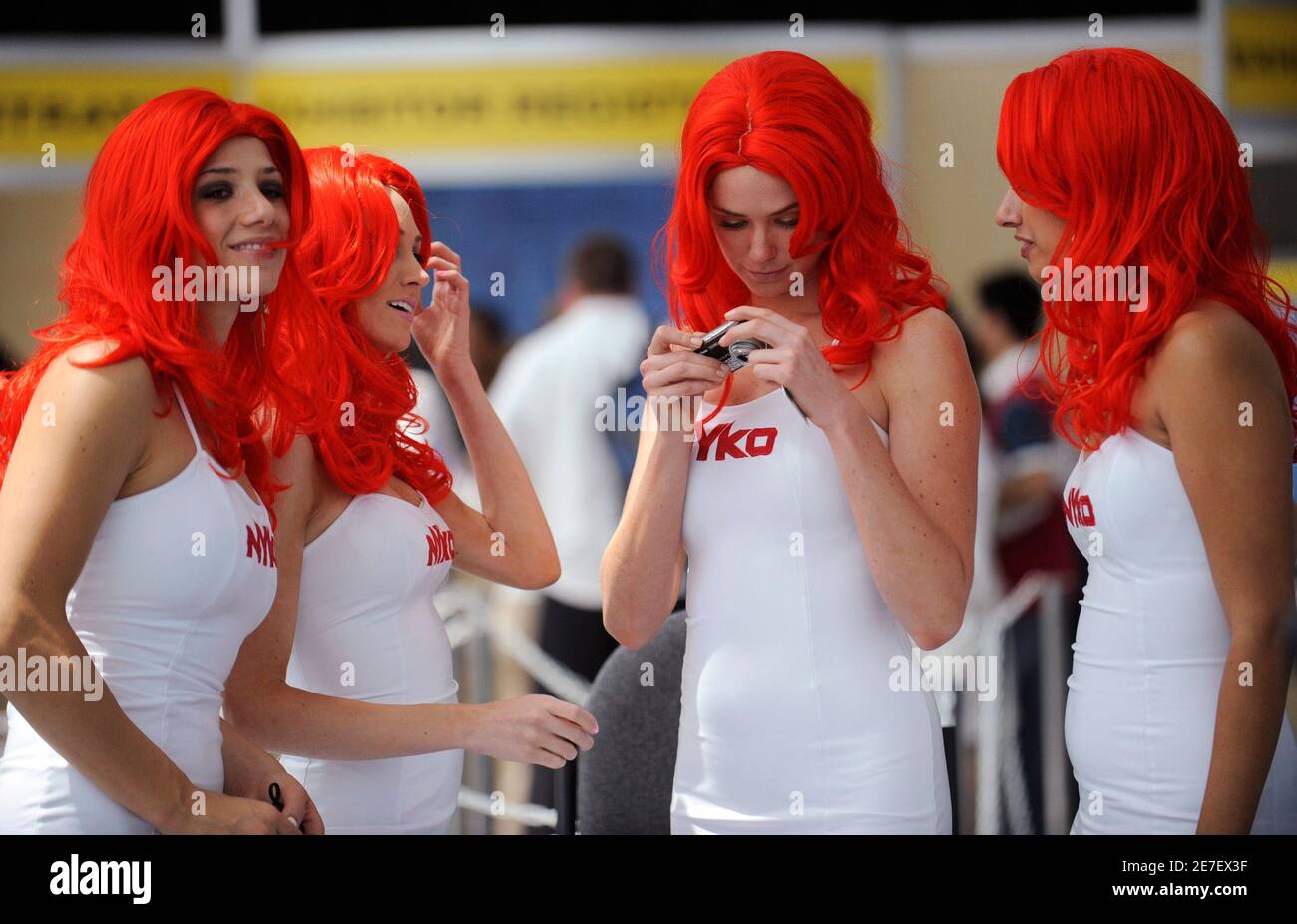 Girls wearing matching outfits promote Nyko Technologies at the E3 Electronic Entertainment Expo in Los Angeles June 2, 2009. REUTERS/Phil McCarten (UNITED STATES ENTERTAINMENT BUSINESS) Foto Stock