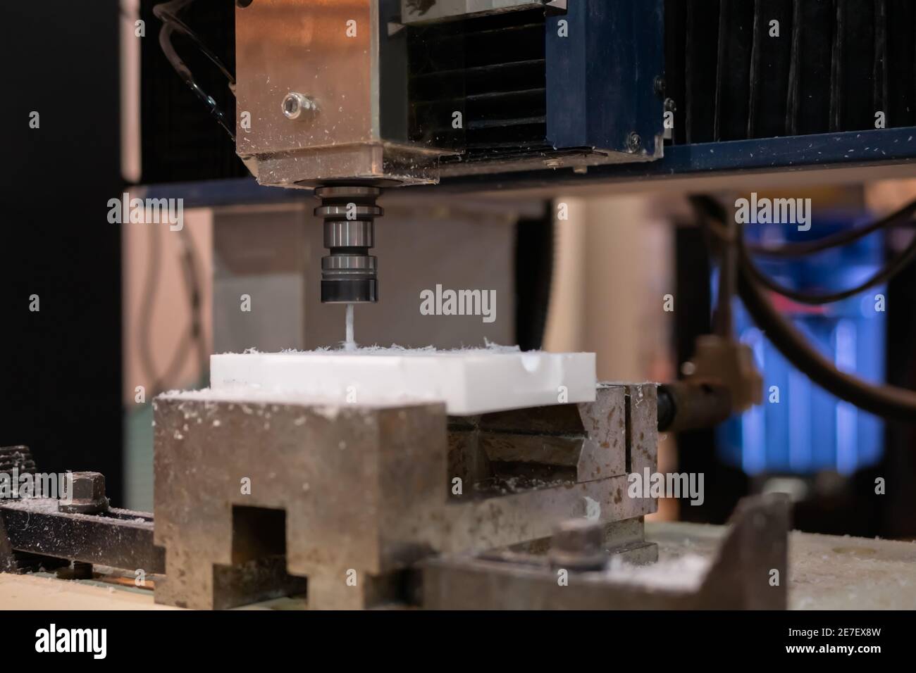 Fresatrice automatica per tornitura taglio di pezzi in pietra artificiale acrilica Foto Stock