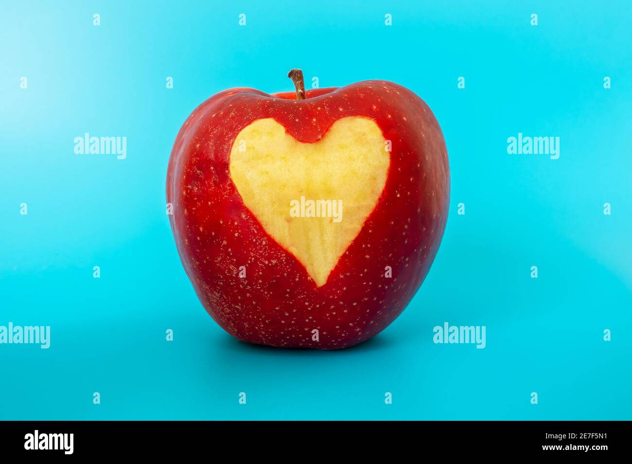 Taglio a forma di cuore su una mela rossa. Foto Stock