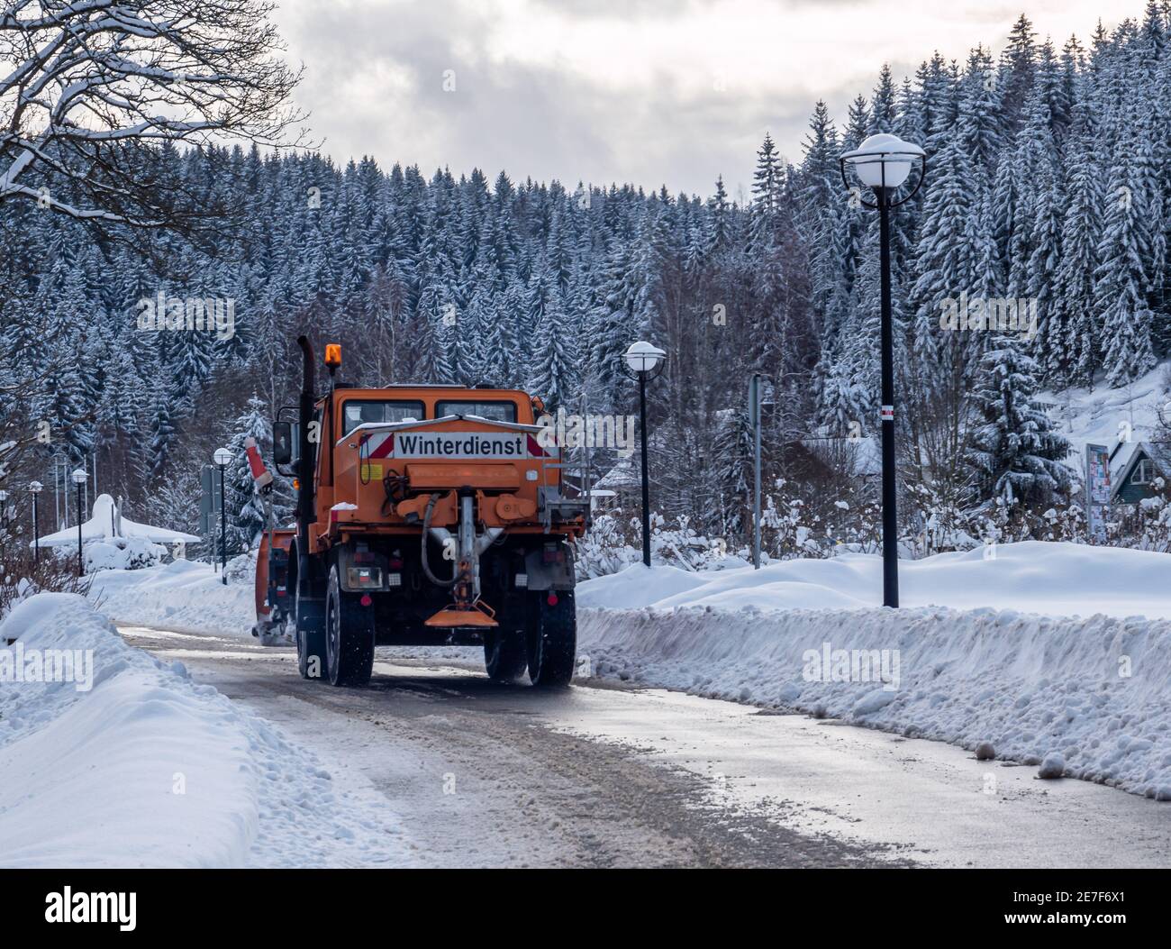 Servizio invernale tedesco in azione sulla strada di campagna Foto Stock