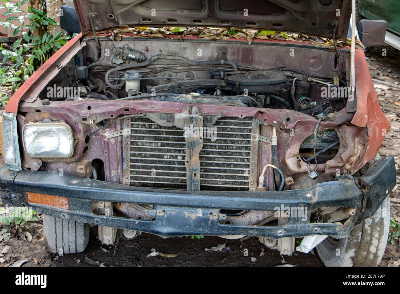 Un cofano aperto di una vecchia vettura con una vista dei resti del motore. Foto Stock