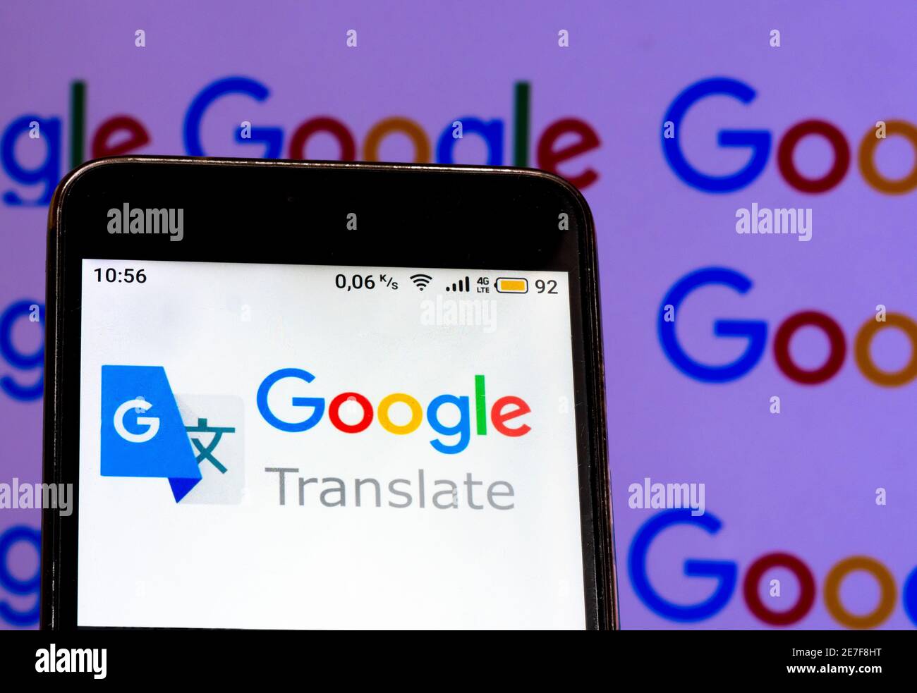 In questa illustrazione è stato visualizzato un logo dell'app Gogle Translator visualizzato sullo smartphone Foto Stock