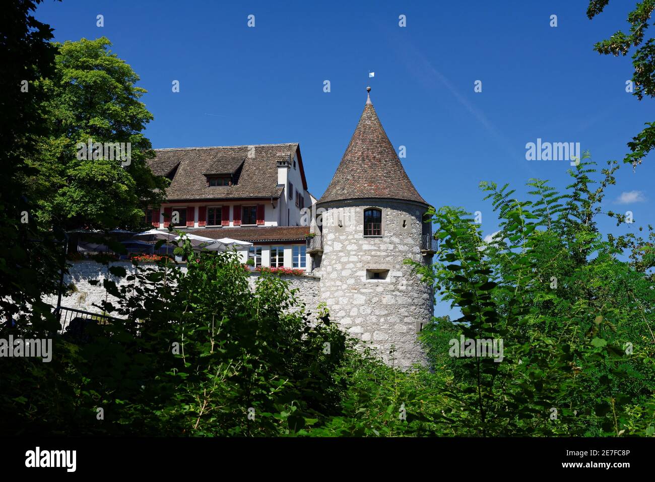 Torre e tetto del castello medievale di Laufen in Svizzera Foto Stock