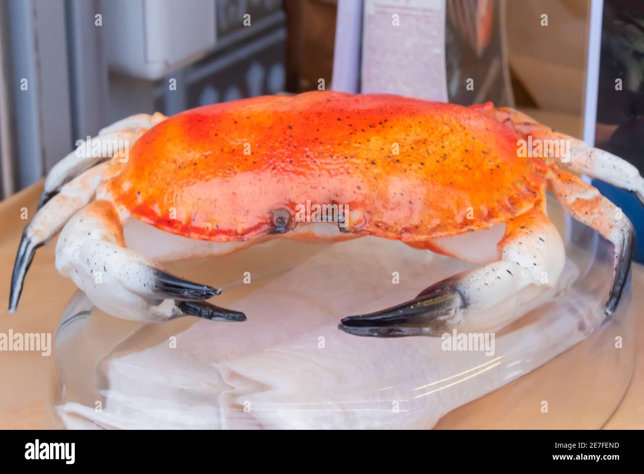 Granchio rosso cotto su tavolo di legno a cibo estivo all'aperto mercato - primo piano Foto Stock