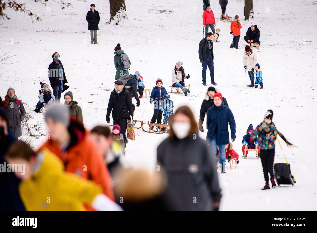 Berlino, Berlino, Germania. 30 gennaio 2021. Nonostante le restrizioni di contatto in atto a causa della pandemia globale di Covid-19 in corso, molte persone e famiglie godono della neve fresca a Volkspark SchÃ¶neberg-Wilmersdorf. Credit: Jan Scheunert/ZUMA Wire/Alamy Live News Foto Stock