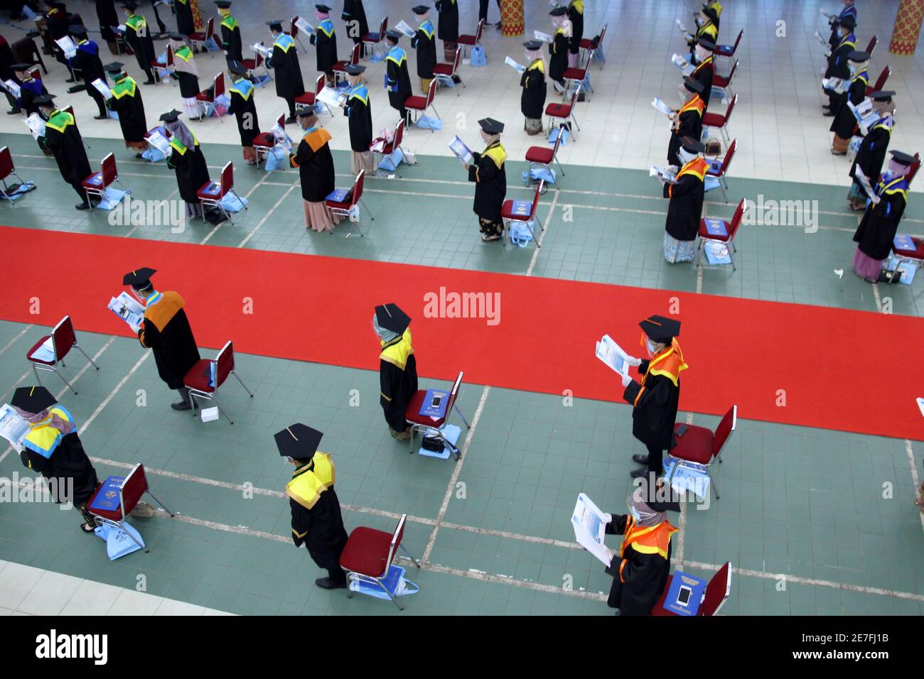 Palembang, Indonesia. 30 gennaio 2021. Studenti Graduazioni durante la pandemia alla state Islamic University of Palembang, South Sumatra, Sabato, Gennaio 30, 2021 (Foto di Adam Rachman/Pacific Press) Credit: Pacific Press Media Production Corp./Alamy Live News Foto Stock