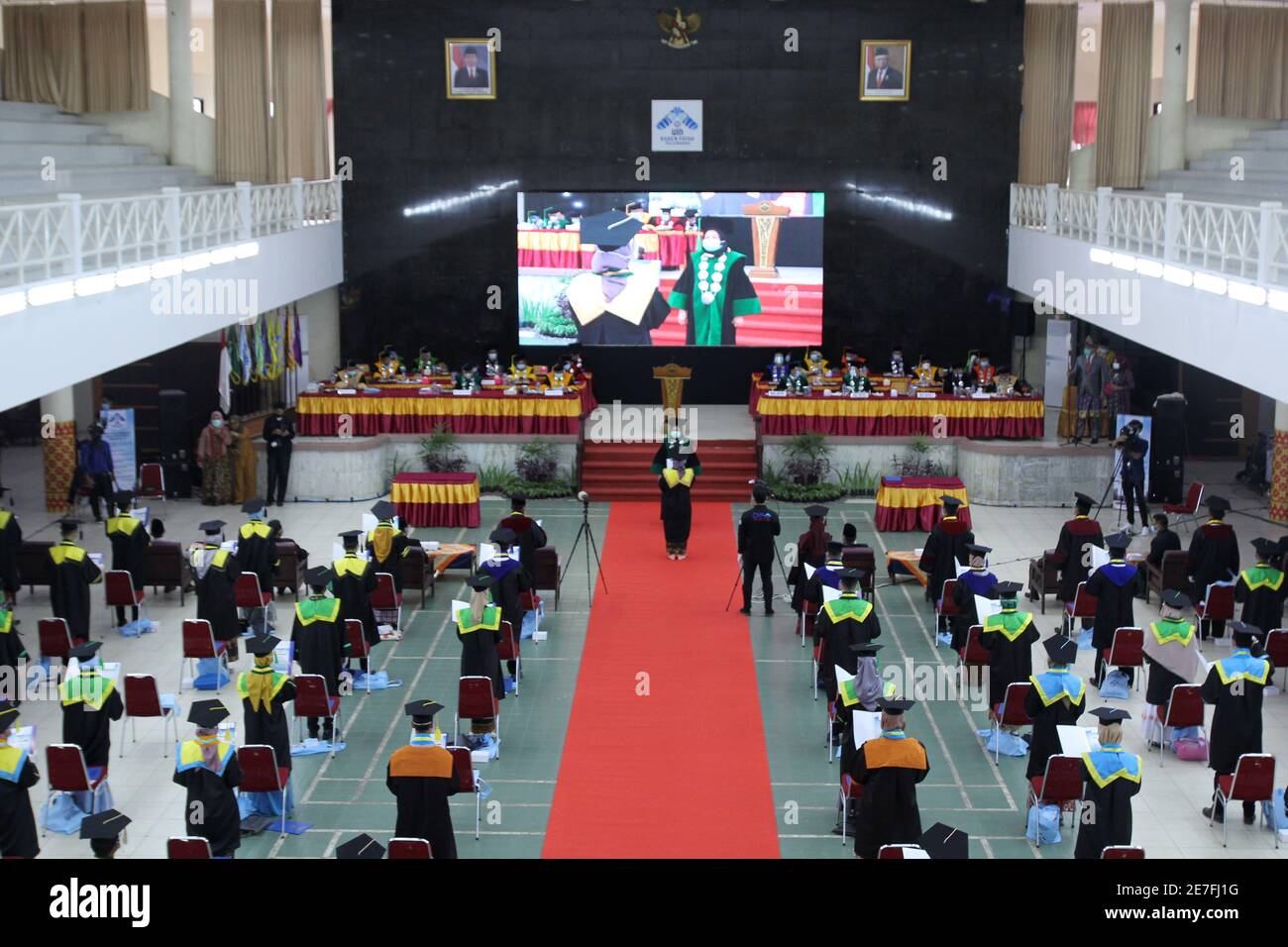 Palembang, Indonesia. 30 gennaio 2021. Studenti Graduazioni durante la pandemia alla state Islamic University of Palembang, South Sumatra, Sabato, Gennaio 30, 2021 (Foto di Adam Rachman/Pacific Press) Credit: Pacific Press Media Production Corp./Alamy Live News Foto Stock