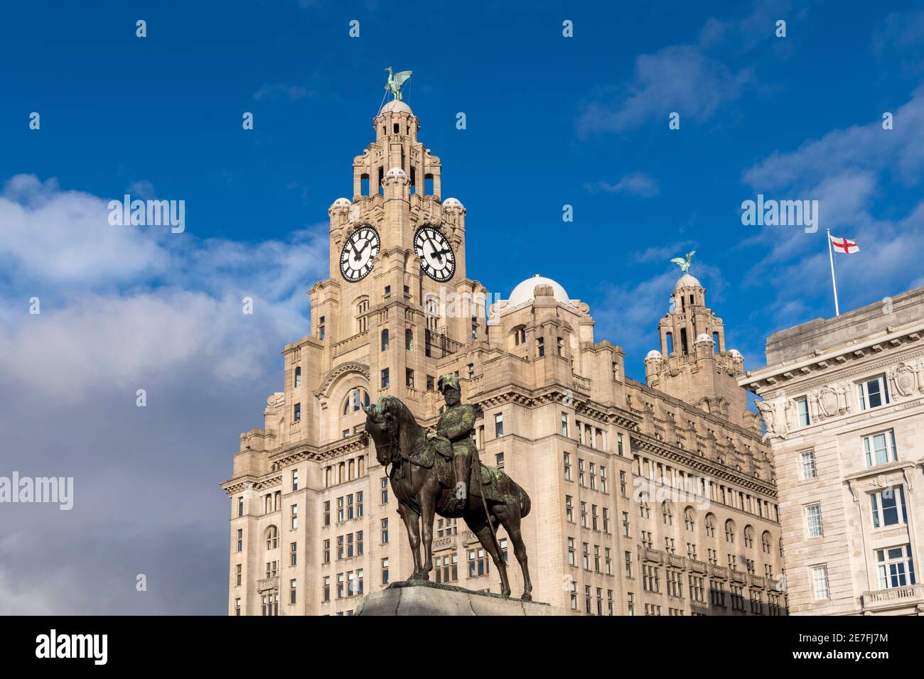 Statua del Re Edoardo VII e il Royal Liver Building, Liverpool Waterfront, Inghilterra Foto Stock