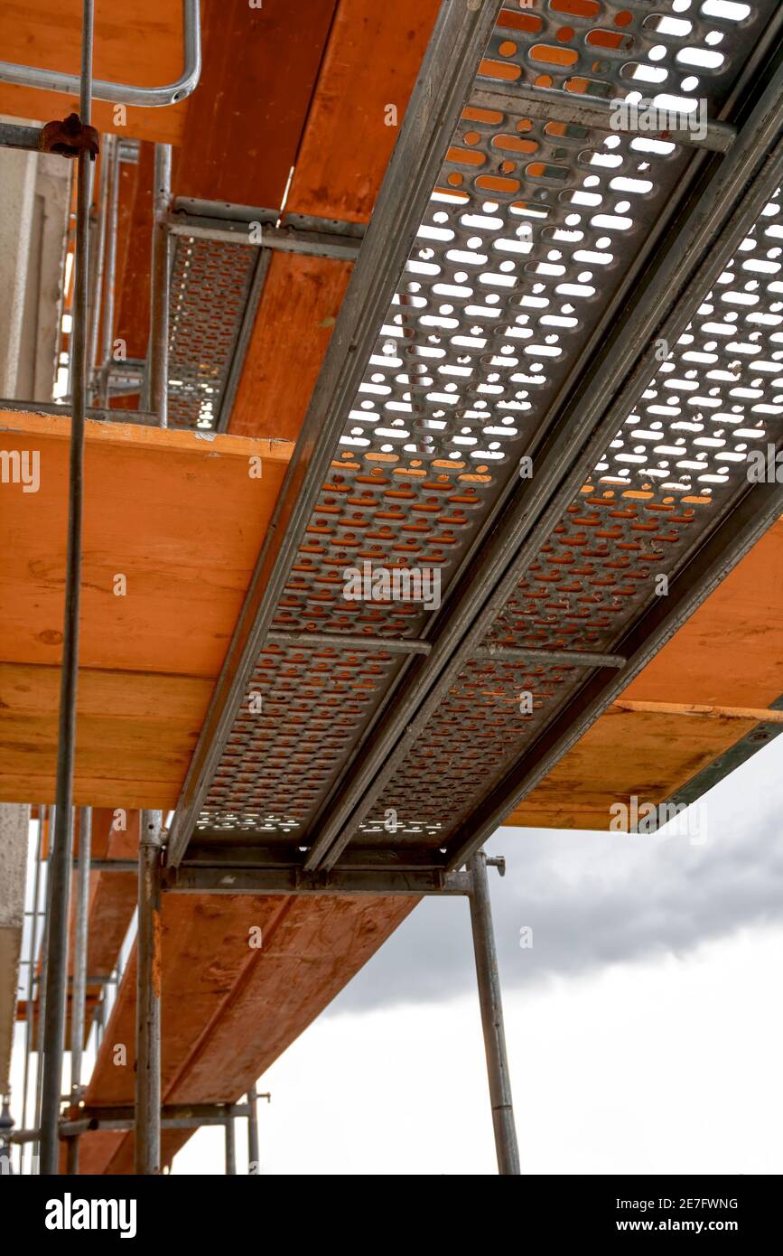Impalcatura prima dell'installazione dell'isolamento termico della facciata dell'edificio dell'appartamento. Composizione diagonale, dal basso Foto Stock