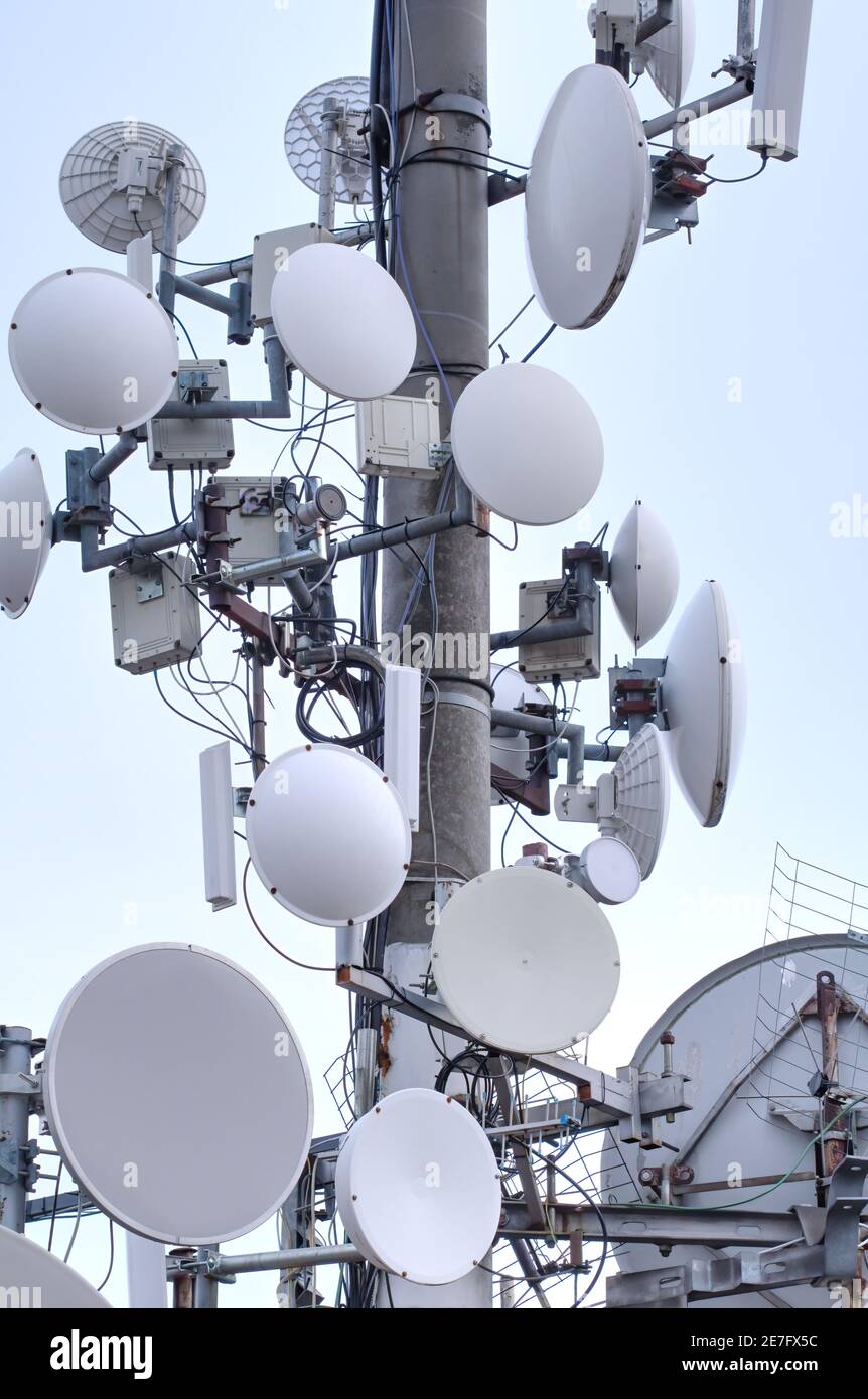 Antenne per reti wireless. Stazione di telecomunicazione. Torre di trasmissione per comunicazioni mobili e Internet Foto Stock