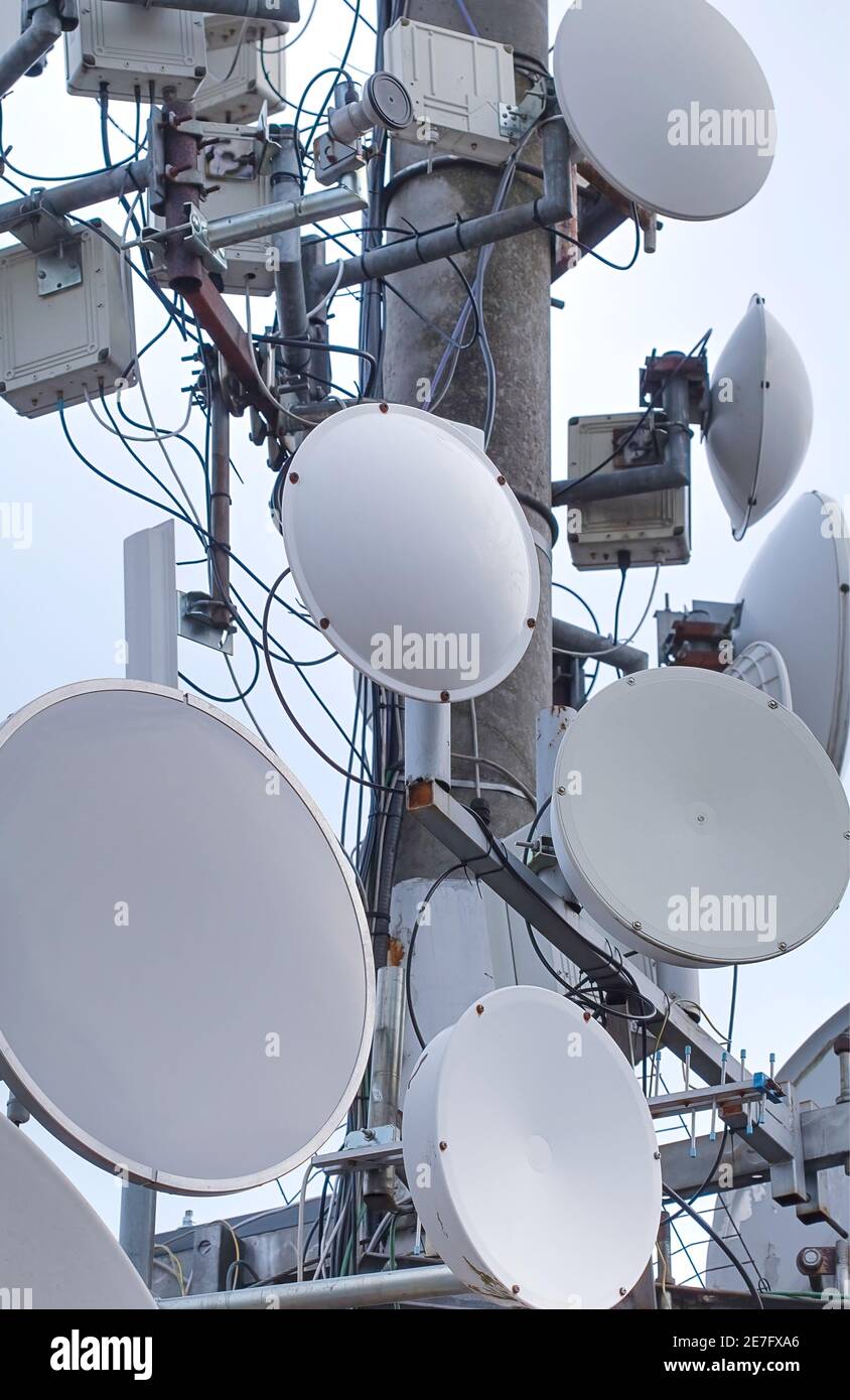 Antenne per reti wireless. Stazione di telecomunicazione. Torre di trasmissione per comunicazioni mobili e Internet Foto Stock