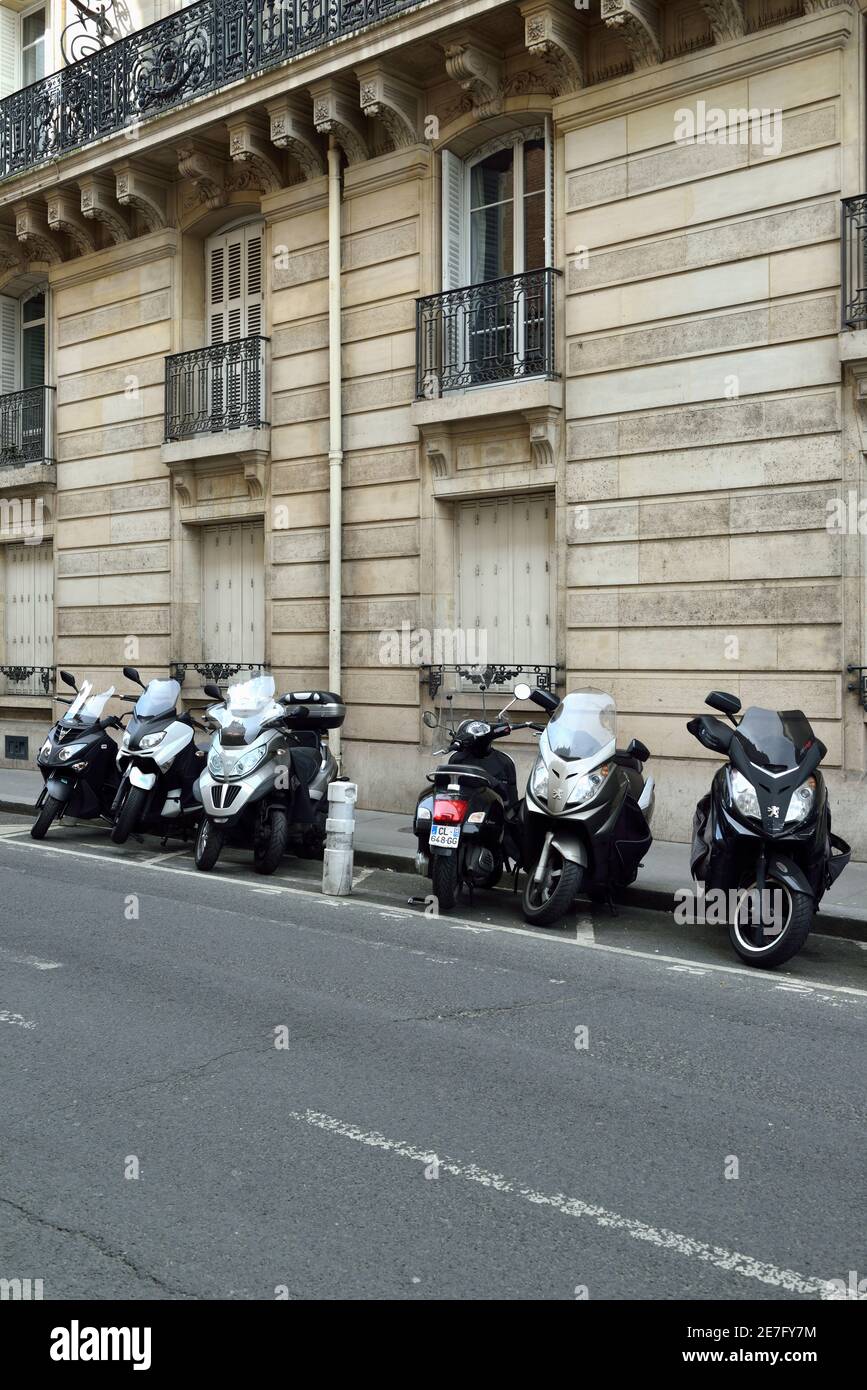 Parcheggio per scooter e motociclette, Neuilly-sur-Seine, Hauts-de-Seine, Parigi Ovest, Francia, Europa Foto Stock