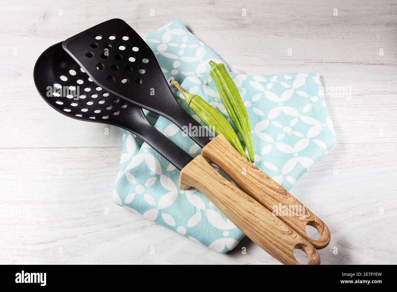 utensili da cucina con kiabos e sfondo in legno. Foto Stock