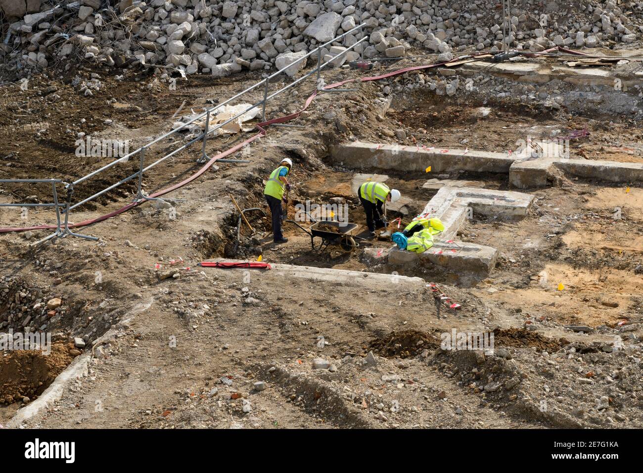 Archeologi scavare, scavare e lavorare presso scavi archeologici sul sito di demolizione (resti storici di mura) - Hudson House, York, Inghilterra, Regno Unito. Foto Stock